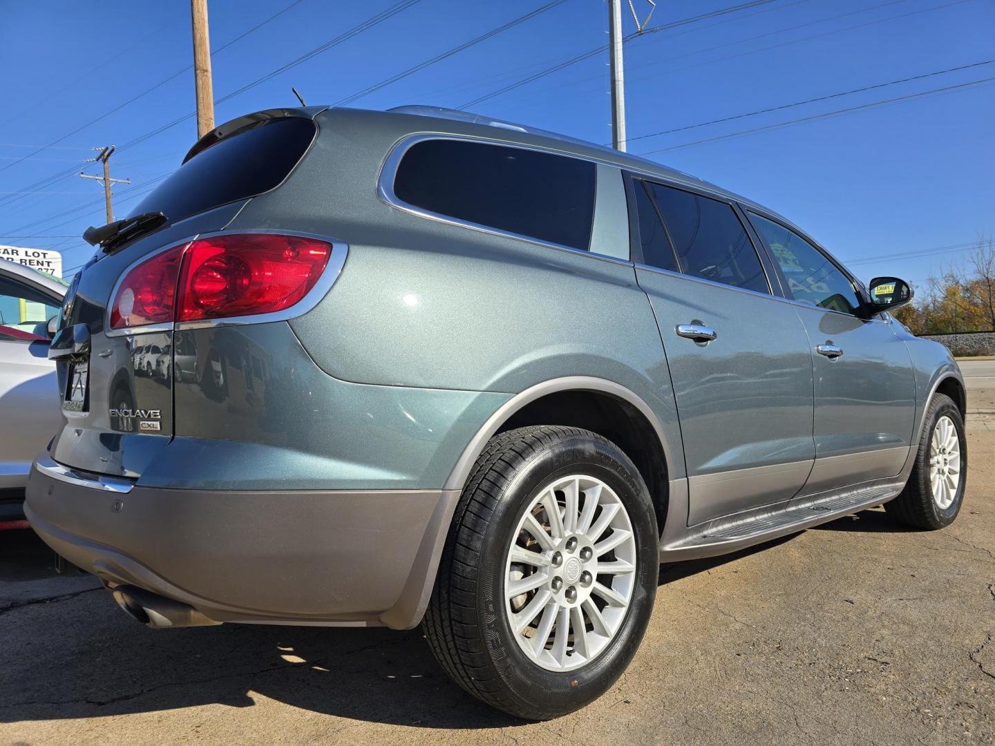 2010 GRAY Buick Enclave CXL (5GALRBED4AJ) , AUTO transmission, located at 2660 S.Garland Avenue, Garland, TX, 75041, (469) 298-3118, 32.885551, -96.655602 - Welcome to DallasAutos4Less, one of the Premier BUY HERE PAY HERE Dealers in the North Dallas Area. We specialize in financing to people with NO CREDIT or BAD CREDIT. We need proof of income, proof of residence, and a ID. Come buy your new car from us today!! This is a Super Clean 2010 BUICK ENCL - Photo#4