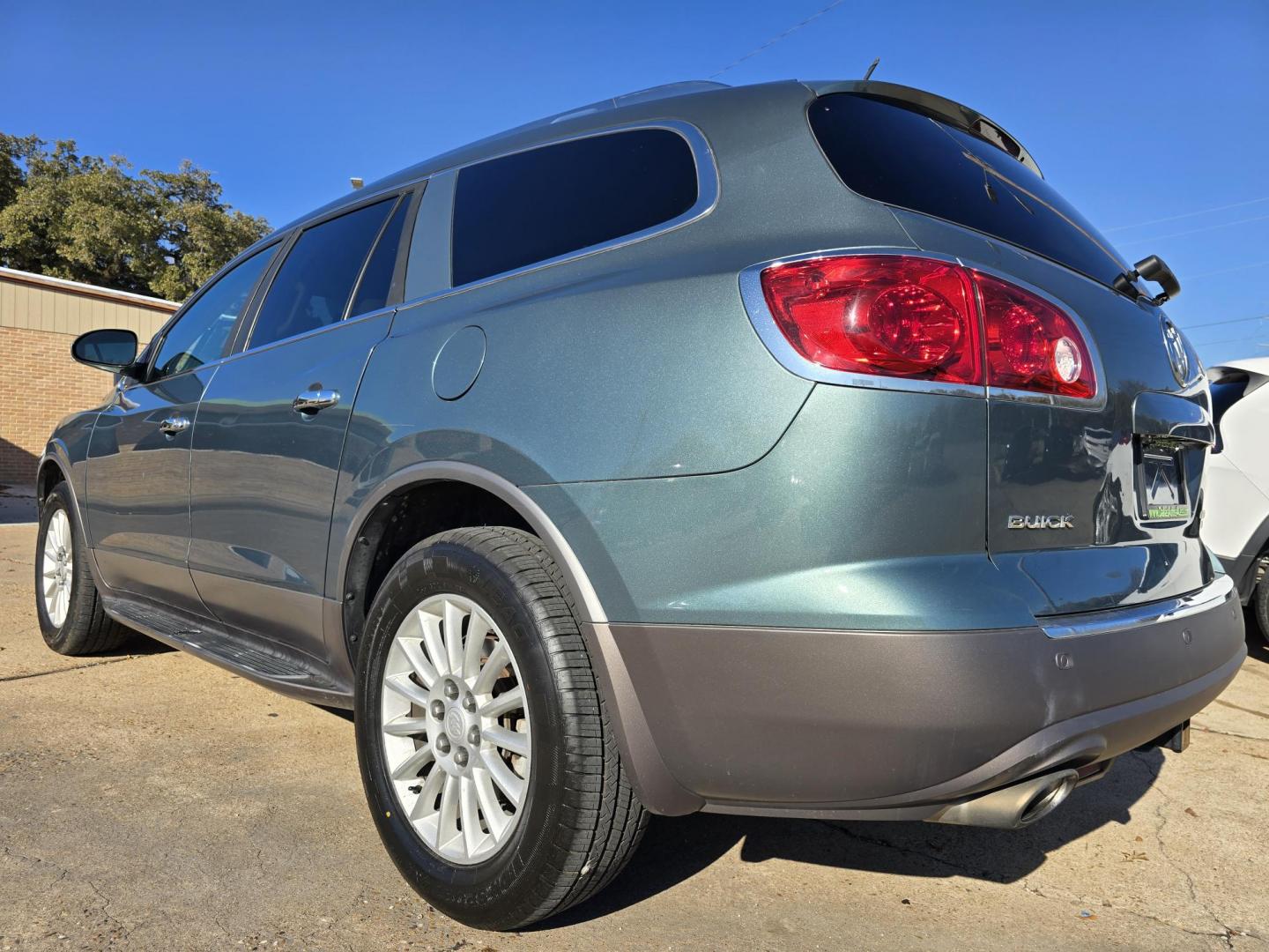 2010 GRAY Buick Enclave CXL (5GALRBED4AJ) , AUTO transmission, located at 2660 S.Garland Avenue, Garland, TX, 75041, (469) 298-3118, 32.885551, -96.655602 - Welcome to DallasAutos4Less, one of the Premier BUY HERE PAY HERE Dealers in the North Dallas Area. We specialize in financing to people with NO CREDIT or BAD CREDIT. We need proof of income, proof of residence, and a ID. Come buy your new car from us today!! This is a Super Clean 2010 BUICK ENCL - Photo#5