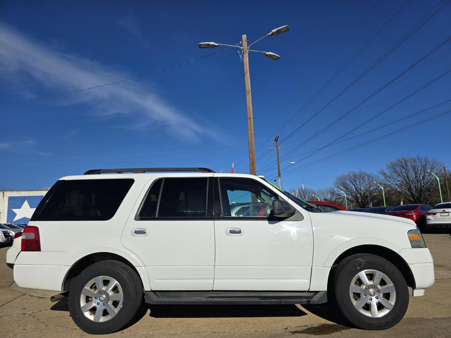 2010 WHITE Ford Expedition XLT (1FMJU1F57AE) with an 5.4L V8 SOHC 16V engine, 6-Speed Automatic transmission, located at 2660 S.Garland Avenue, Garland, TX, 75041, (469) 298-3118, 32.885551, -96.655602 - Photo#2