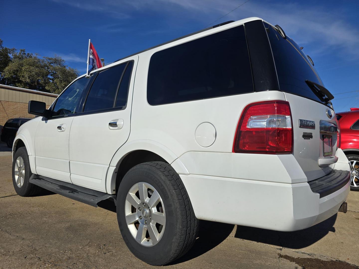 2010 WHITE Ford Expedition XLT (1FMJU1F57AE) with an 5.4L V8 SOHC 16V engine, 6-Speed Automatic transmission, located at 2660 S.Garland Avenue, Garland, TX, 75041, (469) 298-3118, 32.885551, -96.655602 - Photo#5