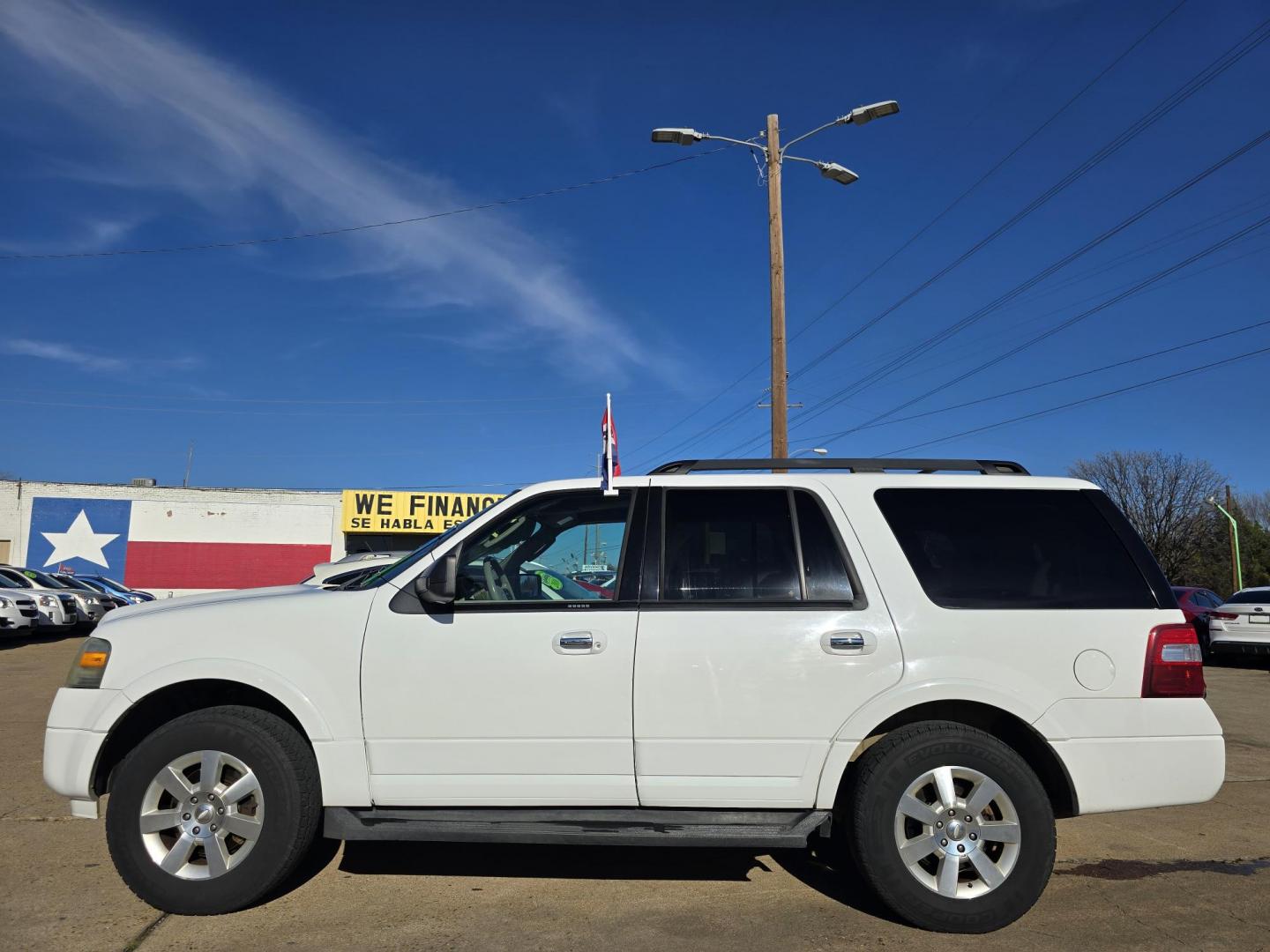 2010 WHITE Ford Expedition XLT (1FMJU1F57AE) with an 5.4L V8 SOHC 16V engine, 6-Speed Automatic transmission, located at 2660 S.Garland Avenue, Garland, TX, 75041, (469) 298-3118, 32.885551, -96.655602 - Photo#6