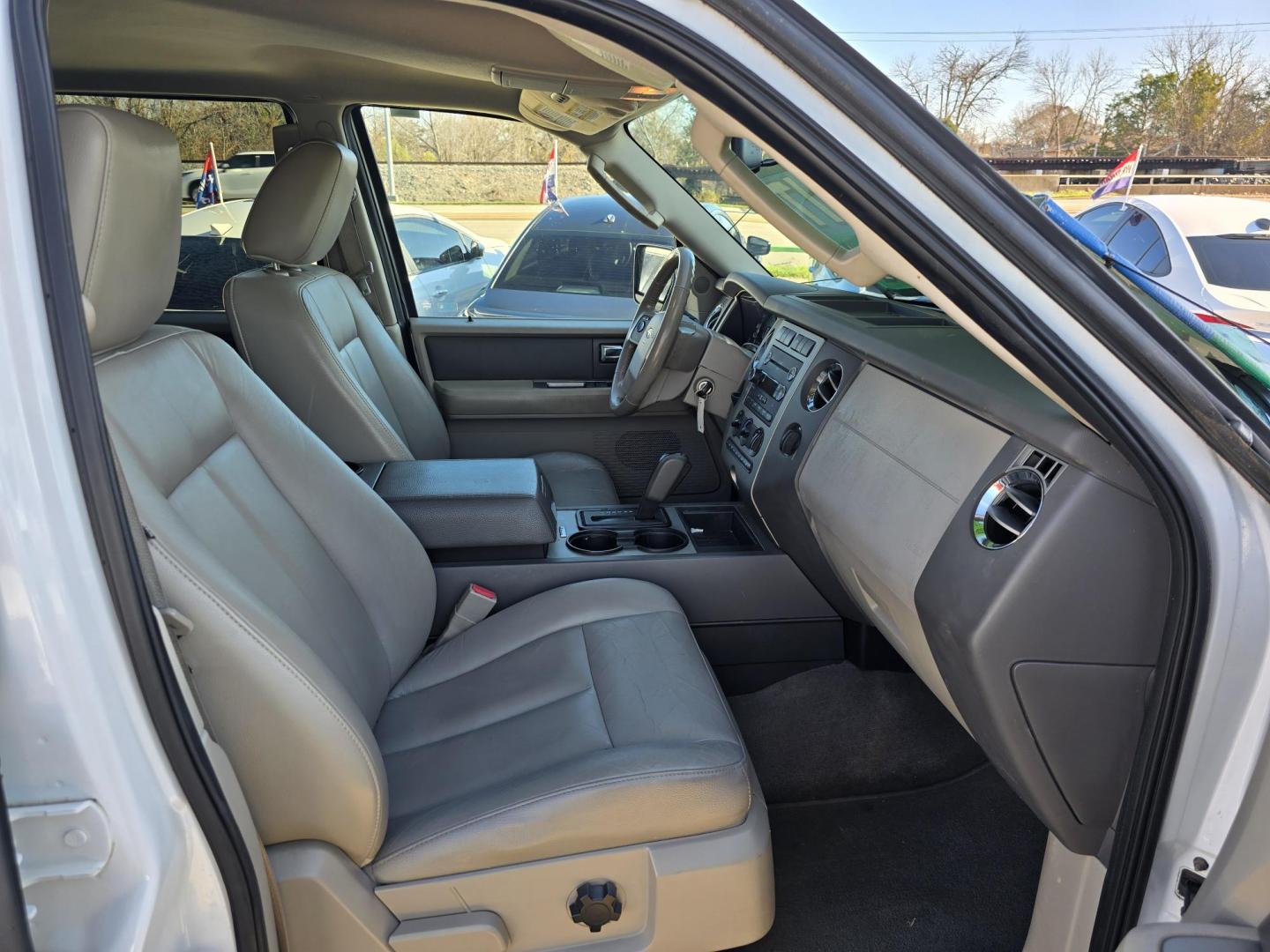 2010 WHITE Ford Expedition XLT (1FMJU1F57AE) with an 5.4L V8 SOHC 16V engine, 6-Speed Automatic transmission, located at 2660 S.Garland Avenue, Garland, TX, 75041, (469) 298-3118, 32.885551, -96.655602 - Photo#19