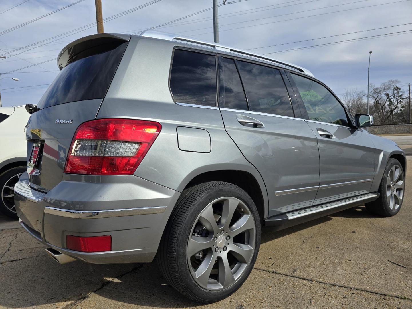 2010 GRAY Mercedes-Benz GLK-Class (WDCGG8HB7AF) , 7-Speed Automatic Overdrive transmission, located at 2660 S.Garland Avenue, Garland, TX, 75041, (469) 298-3118, 32.885551, -96.655602 - Photo#3