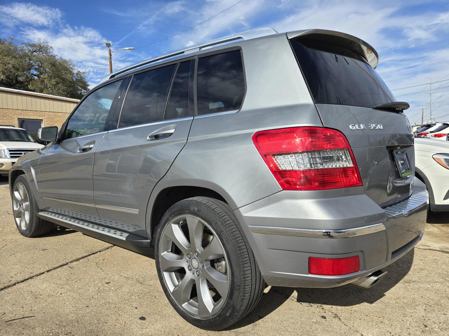 2010 GRAY Mercedes-Benz GLK-Class (WDCGG8HB7AF) , 7-Speed Automatic Overdrive transmission, located at 2660 S.Garland Avenue, Garland, TX, 75041, (469) 298-3118, 32.885551, -96.655602 - Photo#5