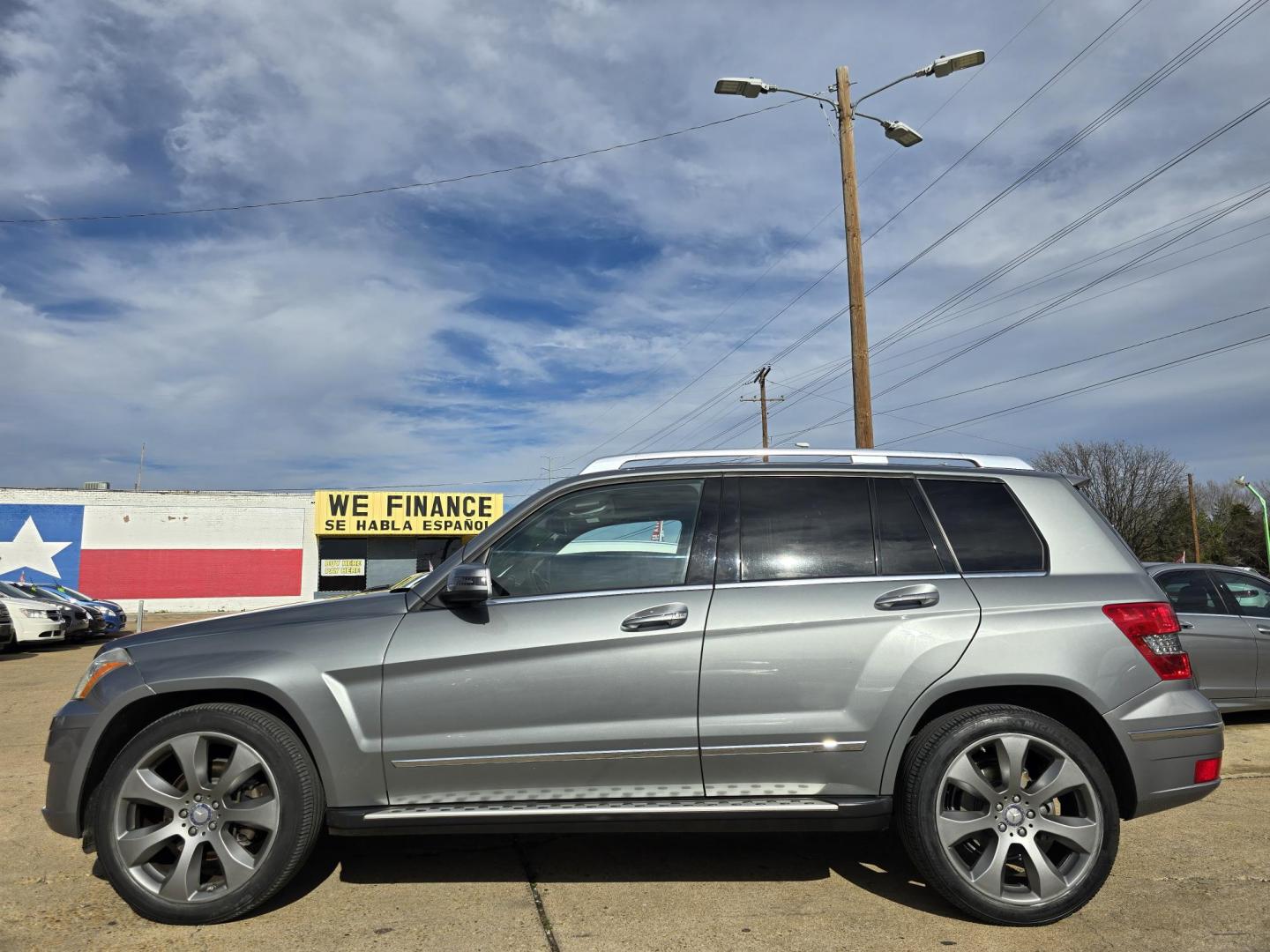 2010 GRAY Mercedes-Benz GLK-Class (WDCGG8HB7AF) , 7-Speed Automatic Overdrive transmission, located at 2660 S.Garland Avenue, Garland, TX, 75041, (469) 298-3118, 32.885551, -96.655602 - Photo#6