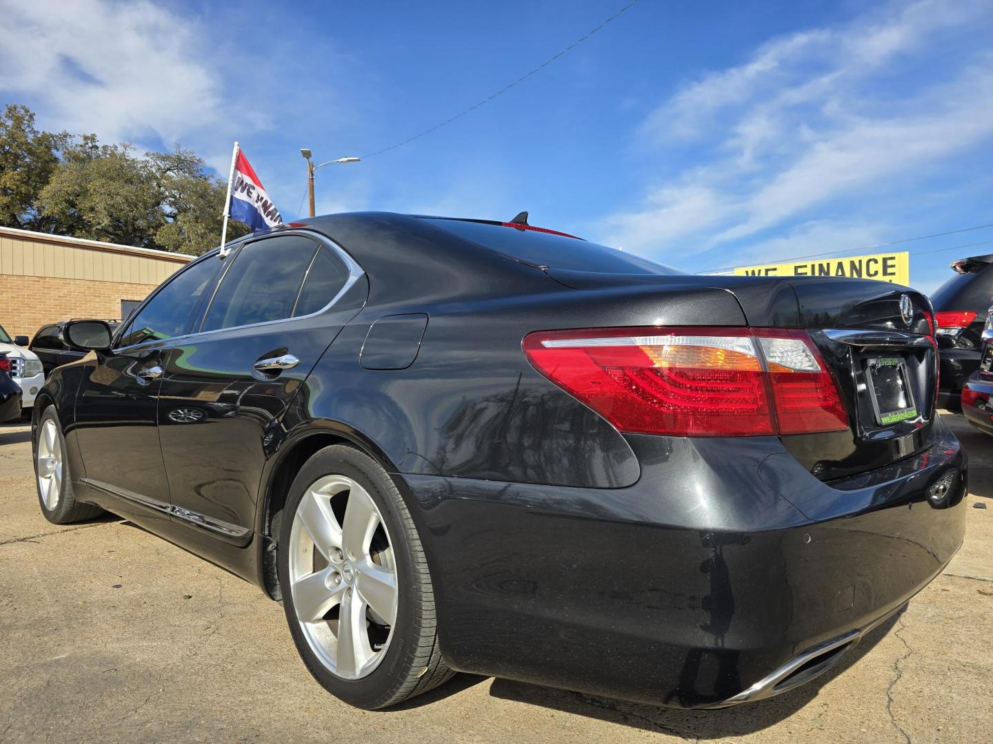 2011 GRAY Lexus LS 460 Luxury Sedan (JTHBL5EF4B5) with an 4.6L V8 DOHC 32V engine, 8-Speed Automatic transmission, located at 2660 S.Garland Avenue, Garland, TX, 75041, (469) 298-3118, 32.885551, -96.655602 - Photo#5