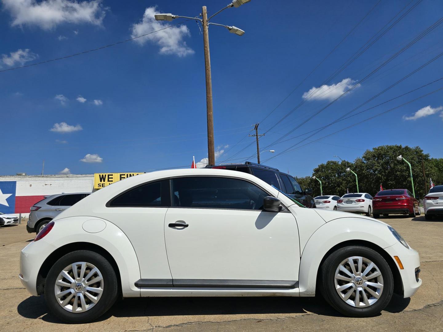 2012 Volkswagen Beetle (3VWFP7AT6CM) with an 2.5L L5 DOHC 20V engine, AUTO transmission, located at 2660 S.Garland Avenue, Garland, TX, 75041, (469) 298-3118, 32.885551, -96.655602 - Photo#2