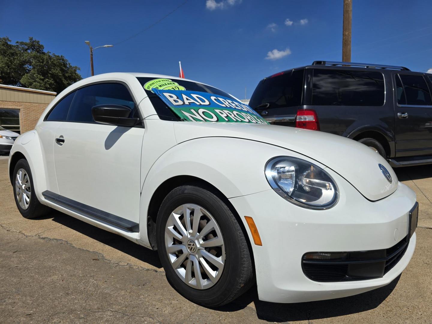 2012 Volkswagen Beetle (3VWFP7AT6CM) with an 2.5L L5 DOHC 20V engine, AUTO transmission, located at 2660 S.Garland Avenue, Garland, TX, 75041, (469) 298-3118, 32.885551, -96.655602 - Photo#1