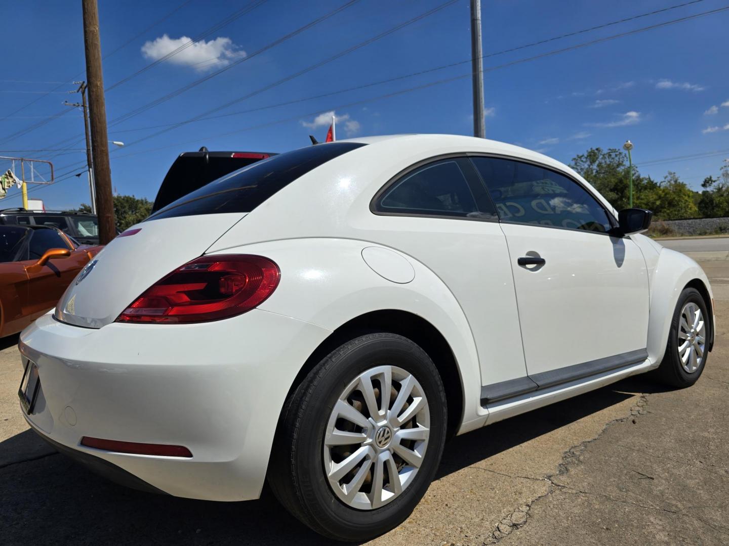 2012 Volkswagen Beetle (3VWFP7AT6CM) with an 2.5L L5 DOHC 20V engine, AUTO transmission, located at 2660 S.Garland Avenue, Garland, TX, 75041, (469) 298-3118, 32.885551, -96.655602 - Photo#3