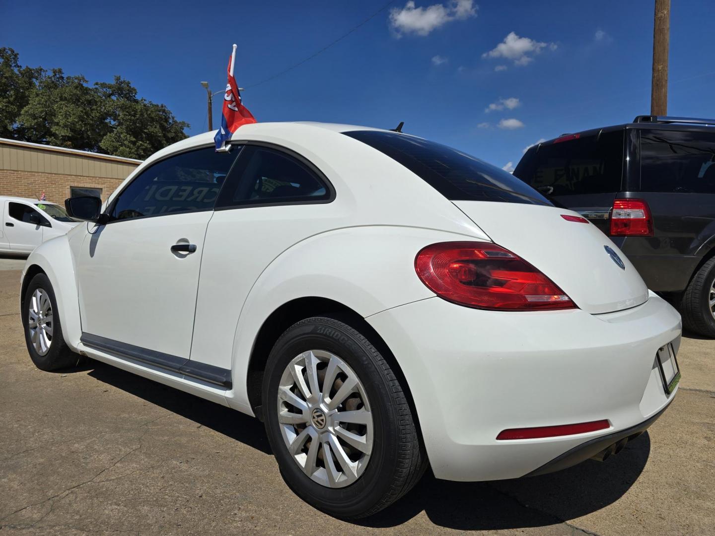 2012 Volkswagen Beetle (3VWFP7AT6CM) with an 2.5L L5 DOHC 20V engine, AUTO transmission, located at 2660 S.Garland Avenue, Garland, TX, 75041, (469) 298-3118, 32.885551, -96.655602 - Photo#5