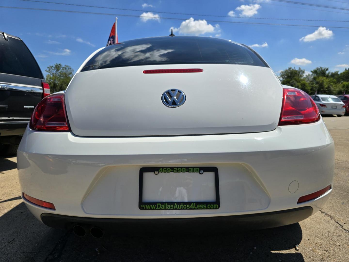 2012 Volkswagen Beetle (3VWFP7AT6CM) with an 2.5L L5 DOHC 20V engine, AUTO transmission, located at 2660 S.Garland Avenue, Garland, TX, 75041, (469) 298-3118, 32.885551, -96.655602 - Photo#4