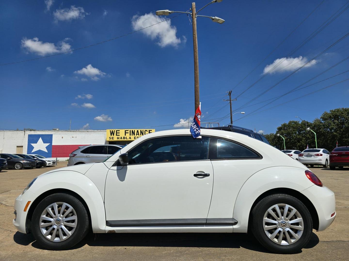 2012 Volkswagen Beetle (3VWFP7AT6CM) with an 2.5L L5 DOHC 20V engine, AUTO transmission, located at 2660 S.Garland Avenue, Garland, TX, 75041, (469) 298-3118, 32.885551, -96.655602 - Photo#6