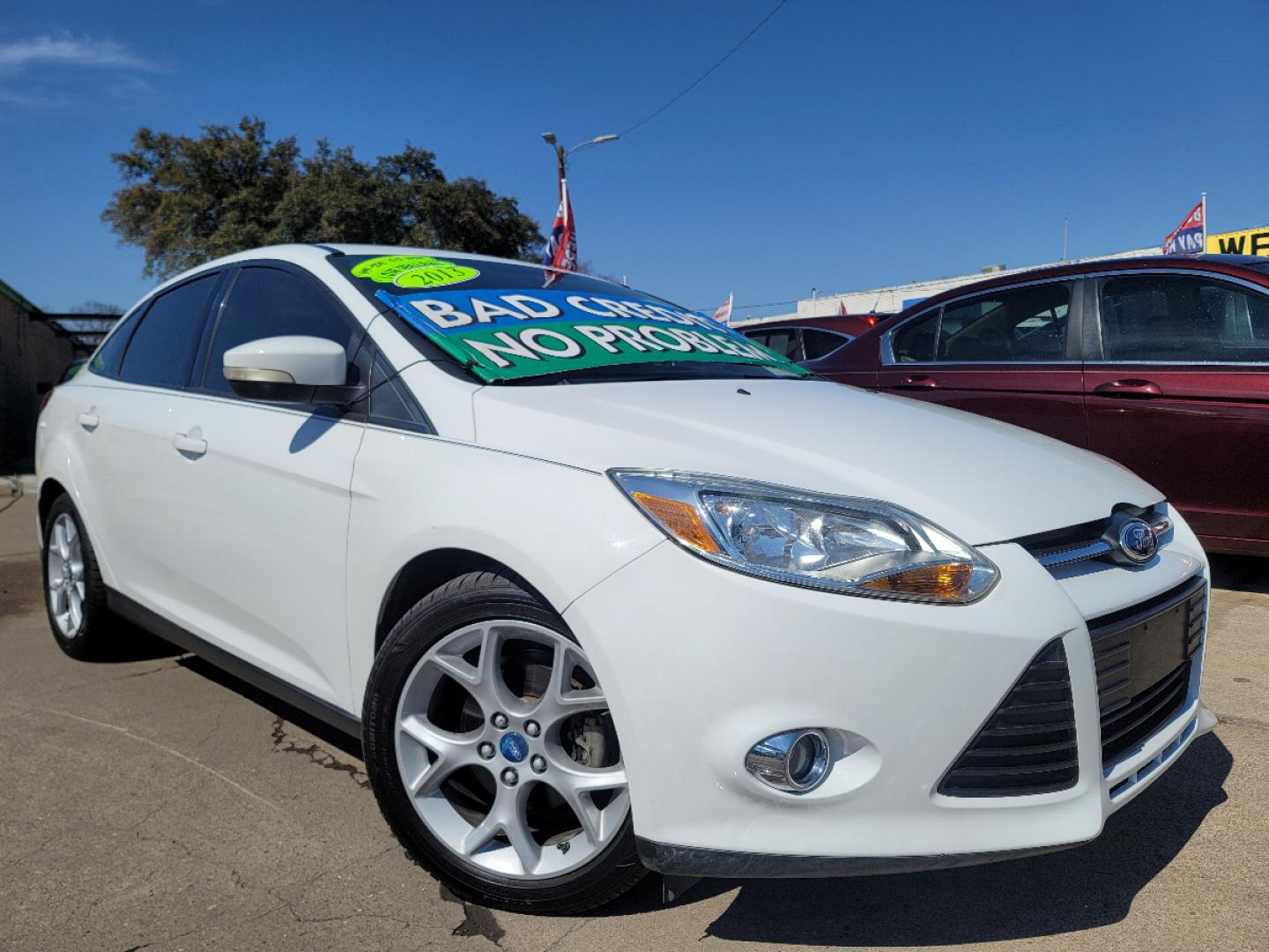 2013 WHITE /BLACK Ford Focus SE (1FADP3F28DL) with an 2.0L L4 DOHC 16V engine, AUTO transmission, located at 2660 S.Garland Avenue, Garland, TX, 75041, (469) 298-3118, 32.885551, -96.655602 - Welcome to DallasAutos4Less, one of the Premier BUY HERE PAY HERE Dealers in the North Dallas Area. We specialize in financing to people with NO CREDIT or BAD CREDIT. We need proof of income, proof of residence, and a ID. Come buy your new car from us today!! This is a Super Clean 2013 FORD FOCUS - Photo#0