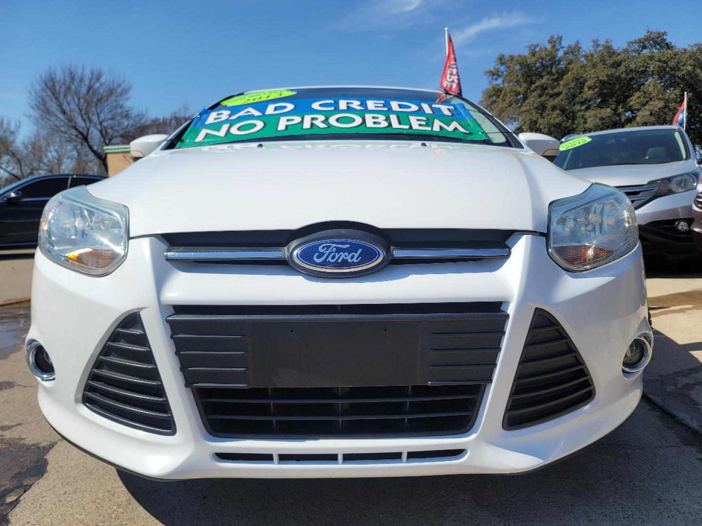 2013 WHITE /BLACK Ford Focus SE (1FADP3F28DL) with an 2.0L L4 DOHC 16V engine, AUTO transmission, located at 2660 S.Garland Avenue, Garland, TX, 75041, (469) 298-3118, 32.885551, -96.655602 - Welcome to DallasAutos4Less, one of the Premier BUY HERE PAY HERE Dealers in the North Dallas Area. We specialize in financing to people with NO CREDIT or BAD CREDIT. We need proof of income, proof of residence, and a ID. Come buy your new car from us today!! This is a Super Clean 2013 FORD FOCUS - Photo#9