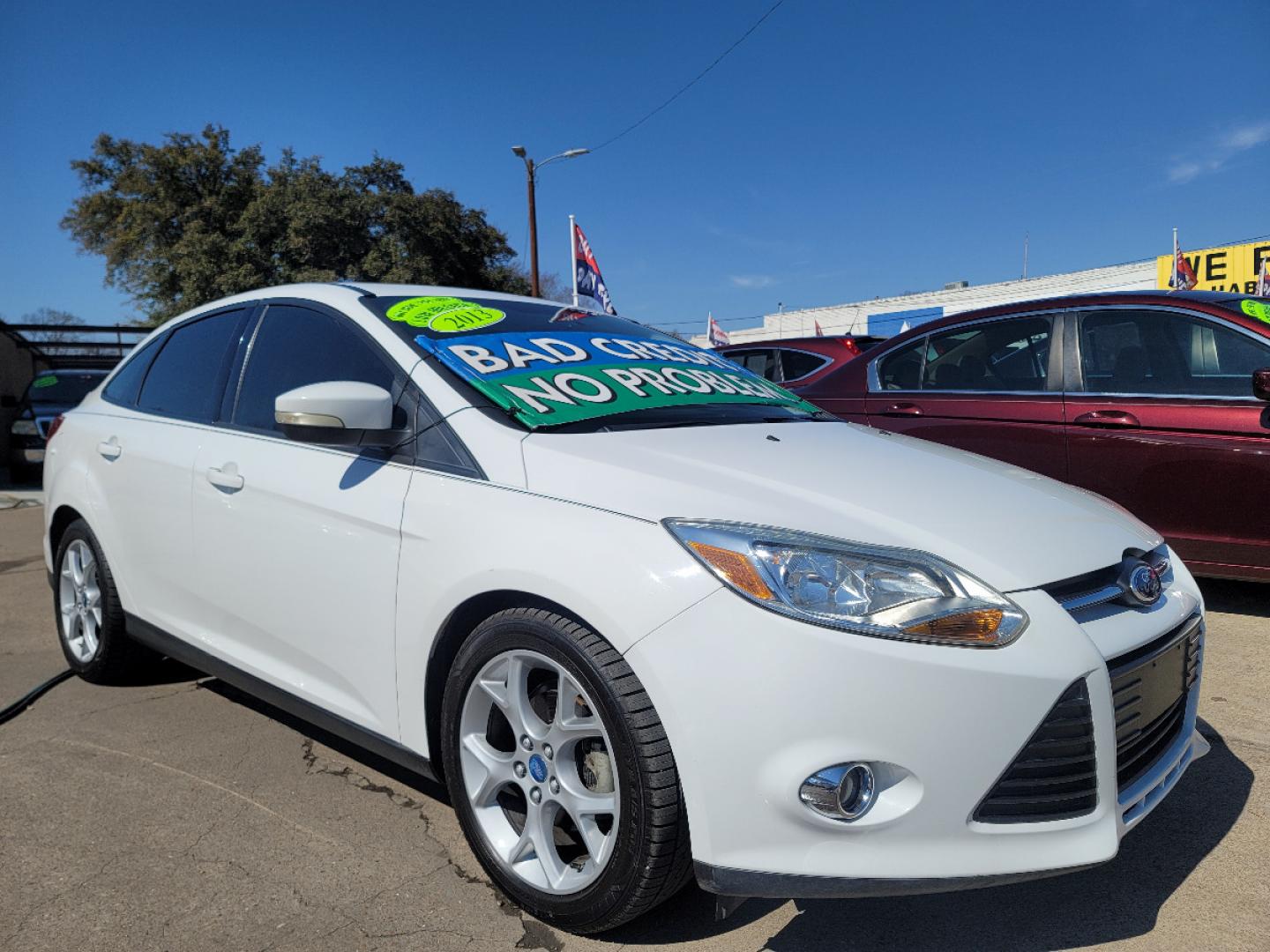 2013 WHITE /BLACK Ford Focus SE (1FADP3F28DL) with an 2.0L L4 DOHC 16V engine, AUTO transmission, located at 2660 S.Garland Avenue, Garland, TX, 75041, (469) 298-3118, 32.885551, -96.655602 - Welcome to DallasAutos4Less, one of the Premier BUY HERE PAY HERE Dealers in the North Dallas Area. We specialize in financing to people with NO CREDIT or BAD CREDIT. We need proof of income, proof of residence, and a ID. Come buy your new car from us today!! This is a Super Clean 2013 FORD FOCUS - Photo#1