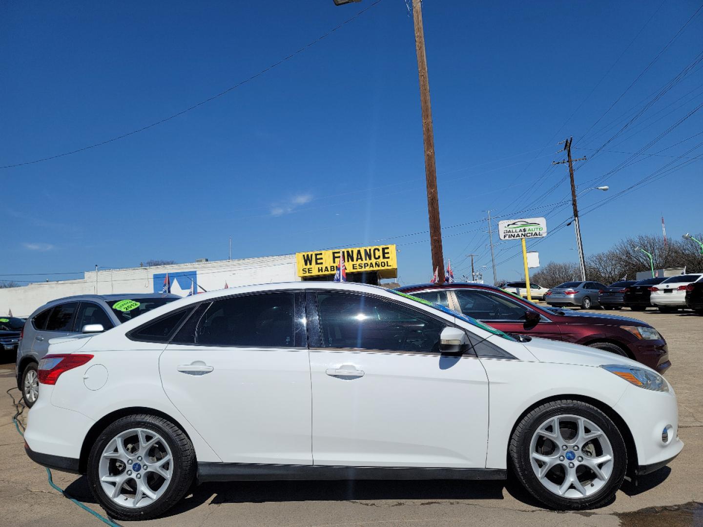 2013 WHITE /BLACK Ford Focus SE (1FADP3F28DL) with an 2.0L L4 DOHC 16V engine, AUTO transmission, located at 2660 S.Garland Avenue, Garland, TX, 75041, (469) 298-3118, 32.885551, -96.655602 - Welcome to DallasAutos4Less, one of the Premier BUY HERE PAY HERE Dealers in the North Dallas Area. We specialize in financing to people with NO CREDIT or BAD CREDIT. We need proof of income, proof of residence, and a ID. Come buy your new car from us today!! This is a Super Clean 2013 FORD FOCUS - Photo#2