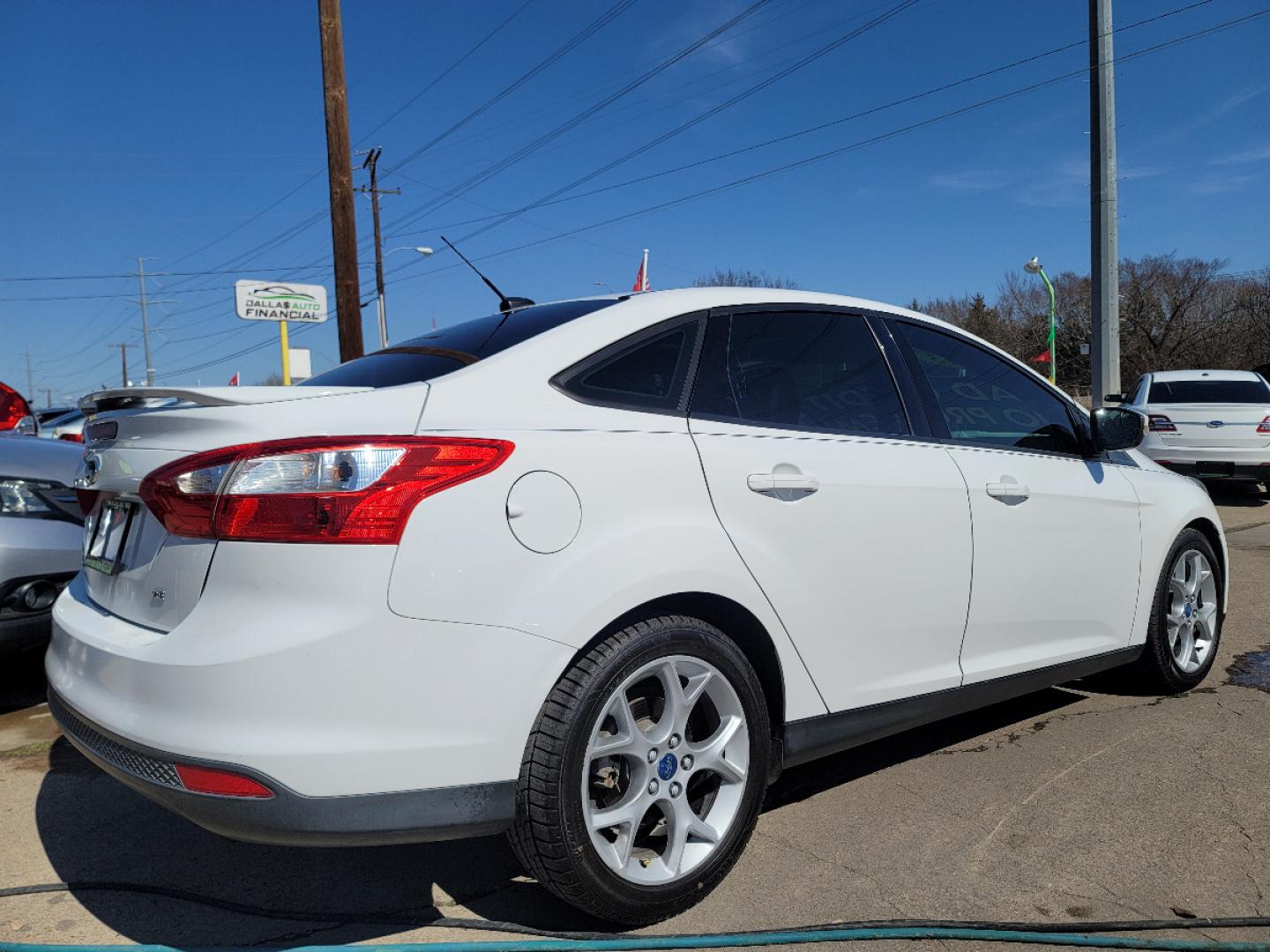 2013 WHITE /BLACK Ford Focus SE (1FADP3F28DL) with an 2.0L L4 DOHC 16V engine, AUTO transmission, located at 2660 S.Garland Avenue, Garland, TX, 75041, (469) 298-3118, 32.885551, -96.655602 - Welcome to DallasAutos4Less, one of the Premier BUY HERE PAY HERE Dealers in the North Dallas Area. We specialize in financing to people with NO CREDIT or BAD CREDIT. We need proof of income, proof of residence, and a ID. Come buy your new car from us today!! This is a Super Clean 2013 FORD FOCUS - Photo#3