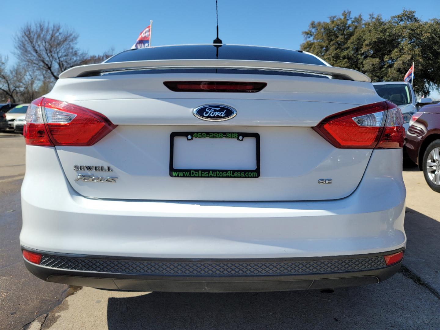 2013 WHITE /BLACK Ford Focus SE (1FADP3F28DL) with an 2.0L L4 DOHC 16V engine, AUTO transmission, located at 2660 S.Garland Avenue, Garland, TX, 75041, (469) 298-3118, 32.885551, -96.655602 - Welcome to DallasAutos4Less, one of the Premier BUY HERE PAY HERE Dealers in the North Dallas Area. We specialize in financing to people with NO CREDIT or BAD CREDIT. We need proof of income, proof of residence, and a ID. Come buy your new car from us today!! This is a Super Clean 2013 FORD FOCUS - Photo#4