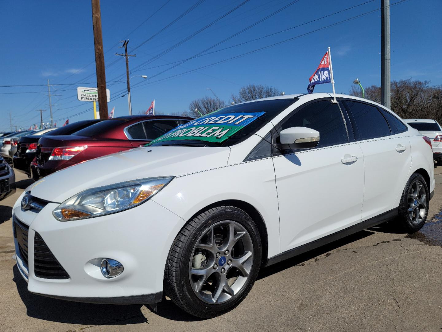 2013 WHITE /BLACK Ford Focus SE (1FADP3F28DL) with an 2.0L L4 DOHC 16V engine, AUTO transmission, located at 2660 S.Garland Avenue, Garland, TX, 75041, (469) 298-3118, 32.885551, -96.655602 - Welcome to DallasAutos4Less, one of the Premier BUY HERE PAY HERE Dealers in the North Dallas Area. We specialize in financing to people with NO CREDIT or BAD CREDIT. We need proof of income, proof of residence, and a ID. Come buy your new car from us today!! This is a Super Clean 2013 FORD FOCUS - Photo#7