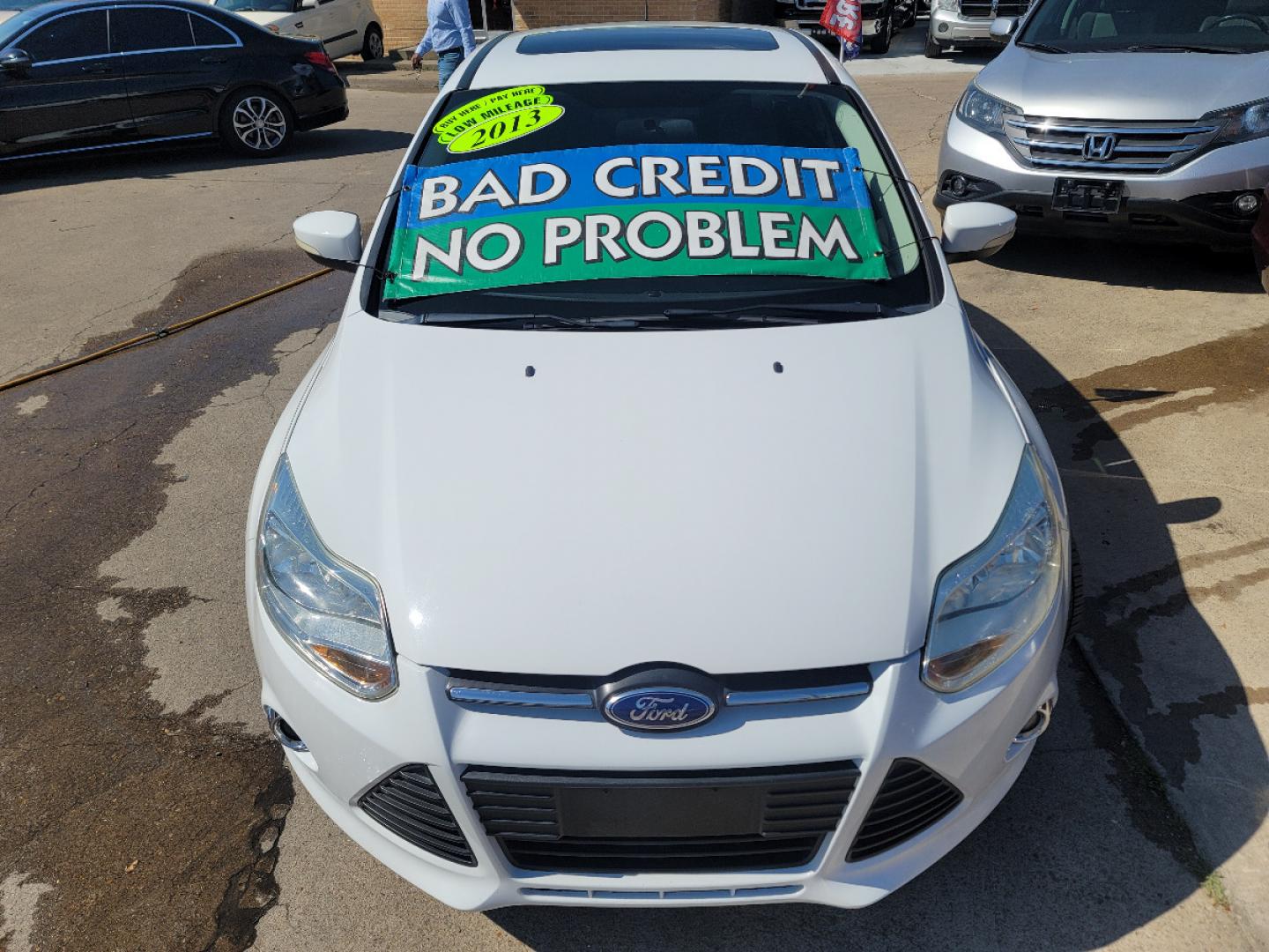 2013 WHITE /BLACK Ford Focus SE (1FADP3F28DL) with an 2.0L L4 DOHC 16V engine, AUTO transmission, located at 2660 S.Garland Avenue, Garland, TX, 75041, (469) 298-3118, 32.885551, -96.655602 - Welcome to DallasAutos4Less, one of the Premier BUY HERE PAY HERE Dealers in the North Dallas Area. We specialize in financing to people with NO CREDIT or BAD CREDIT. We need proof of income, proof of residence, and a ID. Come buy your new car from us today!! This is a Super Clean 2013 FORD FOCUS - Photo#8