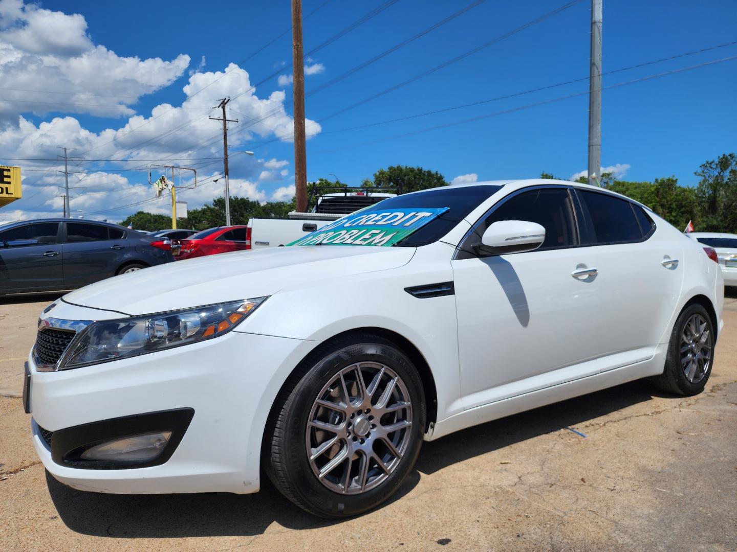 2013 DIAMOND WHITE /BLACK Kia Optima EX (5XXGN4A7XDG) with an 2.4L L4 DOHC 16V engine, 6-Speed Automatic transmission, located at 2660 S.Garland Avenue, Garland, TX, 75041, (469) 298-3118, 32.885551, -96.655602 - Welcome to DallasAutos4Less, one of the Premier BUY HERE PAY HERE Dealers in the North Dallas Area. We specialize in financing to people with NO CREDIT or BAD CREDIT. We need proof of income, proof of residence, and a ID. Come buy your new car from us today!! This is a Very clean 2037 KIA OPTIMA - Photo#7