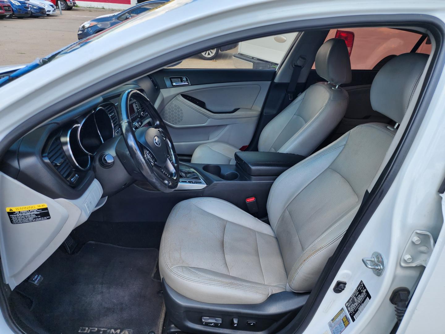 2013 DIAMOND WHITE /BLACK Kia Optima EX (5XXGN4A7XDG) with an 2.4L L4 DOHC 16V engine, 6-Speed Automatic transmission, located at 2660 S.Garland Avenue, Garland, TX, 75041, (469) 298-3118, 32.885551, -96.655602 - Welcome to DallasAutos4Less, one of the Premier BUY HERE PAY HERE Dealers in the North Dallas Area. We specialize in financing to people with NO CREDIT or BAD CREDIT. We need proof of income, proof of residence, and a ID. Come buy your new car from us today!! This is a Very clean 2037 KIA OPTIMA - Photo#11