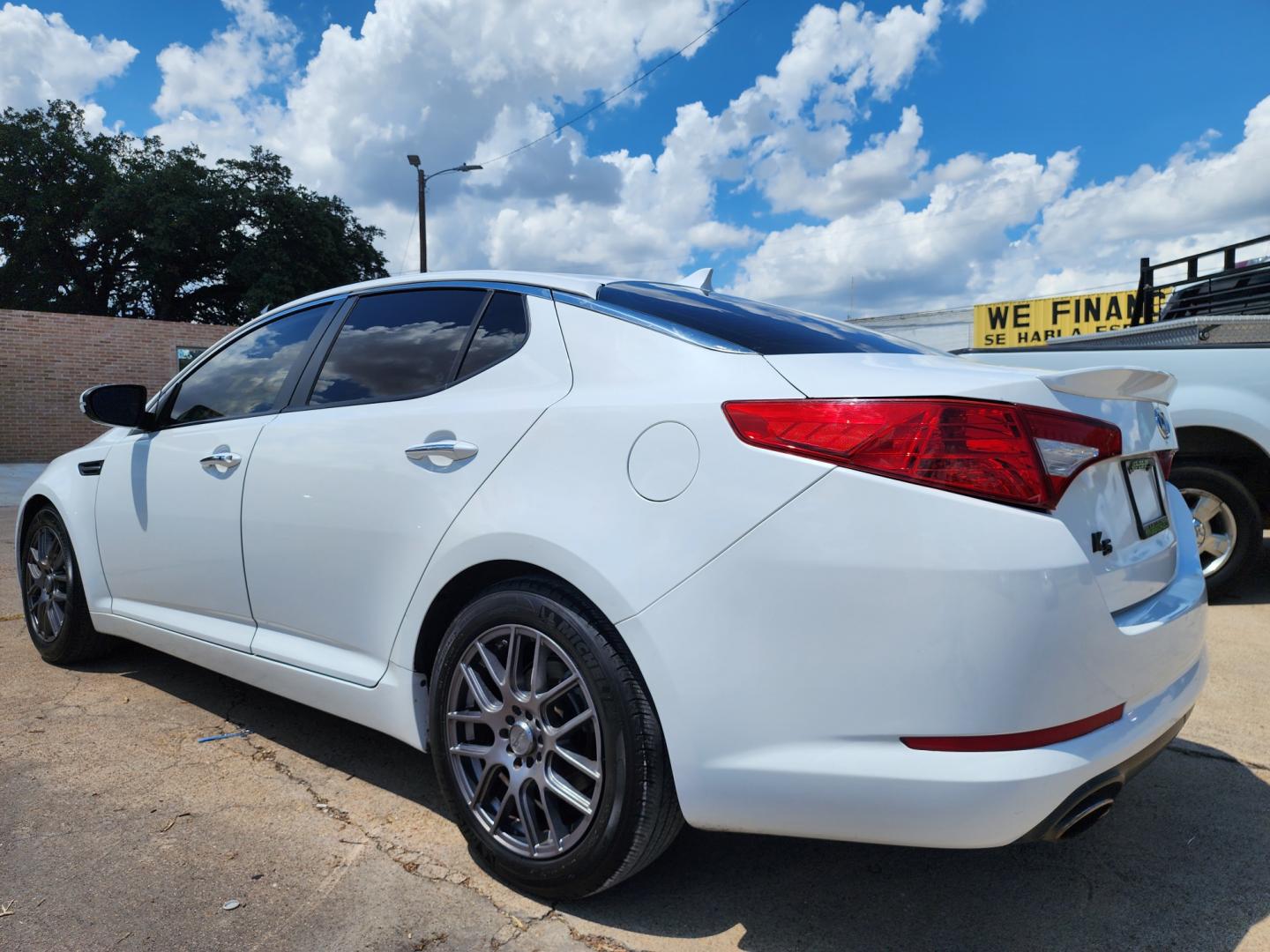 2013 DIAMOND WHITE /BLACK Kia Optima EX (5XXGN4A7XDG) with an 2.4L L4 DOHC 16V engine, 6-Speed Automatic transmission, located at 2660 S.Garland Avenue, Garland, TX, 75041, (469) 298-3118, 32.885551, -96.655602 - Welcome to DallasAutos4Less, one of the Premier BUY HERE PAY HERE Dealers in the North Dallas Area. We specialize in financing to people with NO CREDIT or BAD CREDIT. We need proof of income, proof of residence, and a ID. Come buy your new car from us today!! This is a Very clean 2037 KIA OPTIMA - Photo#5