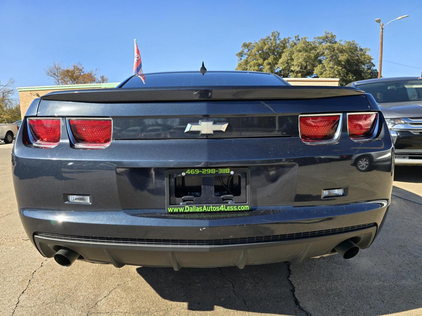 2013 BLUE /BLACK Chevrolet Camaro LS (2G1FA1E32D9) with an 3.6L V6 DOHC 24V FFV engine, 6-Speed Automatic transmission, located at 2660 S.Garland Avenue, Garland, TX, 75041, (469) 298-3118, 32.885551, -96.655602 - Welcome to DallasAutos4Less, one of the Premier BUY HERE PAY HERE Dealers in the North Dallas Area. We specialize in financing to people with NO CREDIT or BAD CREDIT. We need proof of income, proof of residence, and a ID. Come buy your new car from us today!! This is a very well cared for 2013 CH - Photo#4