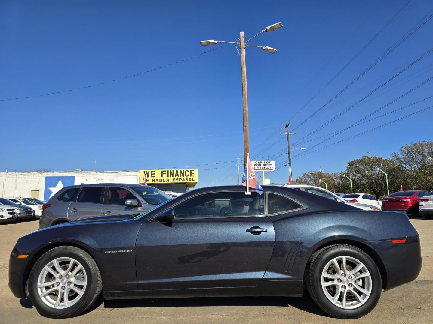 2013 BLUE /BLACK Chevrolet Camaro LS (2G1FA1E32D9) with an 3.6L V6 DOHC 24V FFV engine, 6-Speed Automatic transmission, located at 2660 S.Garland Avenue, Garland, TX, 75041, (469) 298-3118, 32.885551, -96.655602 - Welcome to DallasAutos4Less, one of the Premier BUY HERE PAY HERE Dealers in the North Dallas Area. We specialize in financing to people with NO CREDIT or BAD CREDIT. We need proof of income, proof of residence, and a ID. Come buy your new car from us today!! This is a very well cared for 2013 CH - Photo#6