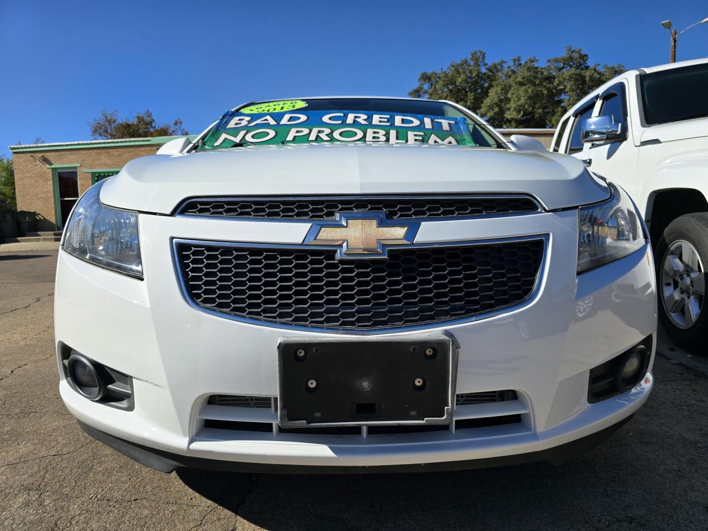 2013 WHITE /BEIGE Chevrolet Cruze LTZ (1G1PG5SB0D7) with an 1.4L L4 DOHC 16V TURBO engine, 6-Speed Automatic transmission, located at 2660 S.Garland Avenue, Garland, TX, 75041, (469) 298-3118, 32.885551, -96.655602 - Welcome to DallasAutos4Less, one of the Premier BUY HERE PAY HERE Dealers in the North Dallas Area. We specialize in financing to people with NO CREDIT or BAD CREDIT. We need proof of income, proof of residence, and a ID. Come buy your new car from us today!! This is a very well cared for 2013 CH - Photo#9