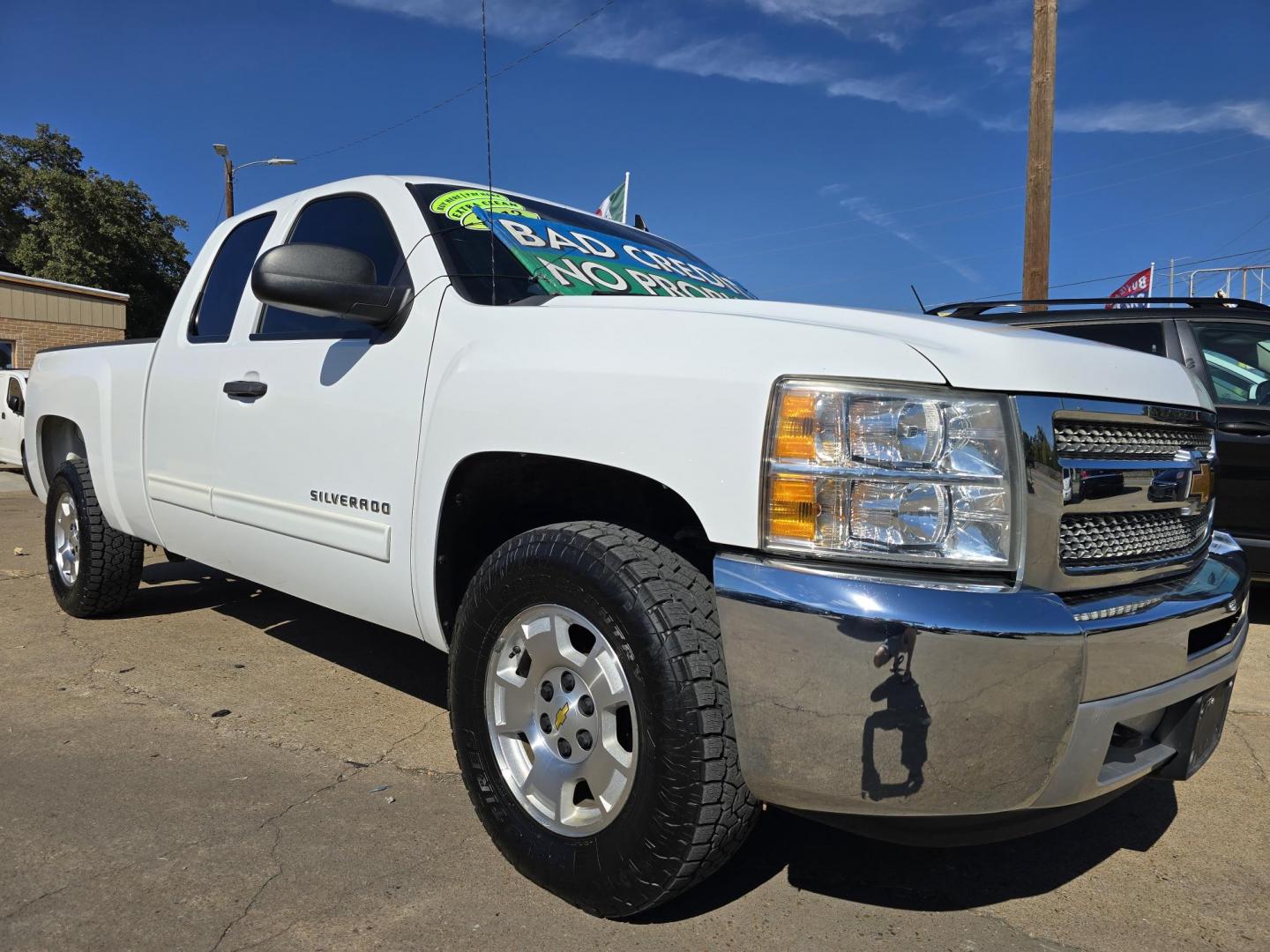 2013 WHITE Chevrolet Silverado 1500 LT (1GCRCSE04DZ) with an 5.3L V8 OHV 16V FFV engine, AUTO transmission, located at 2660 S.Garland Avenue, Garland, TX, 75041, (469) 298-3118, 32.885551, -96.655602 - Photo#1