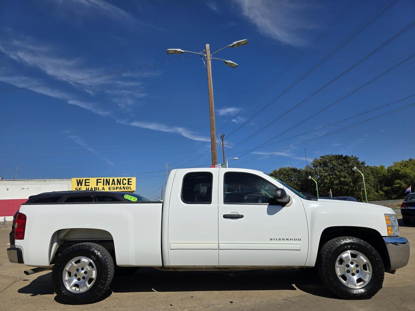 2013 WHITE Chevrolet Silverado 1500 LT (1GCRCSE04DZ) with an 5.3L V8 OHV 16V FFV engine, AUTO transmission, located at 2660 S.Garland Avenue, Garland, TX, 75041, (469) 298-3118, 32.885551, -96.655602 - Photo#2