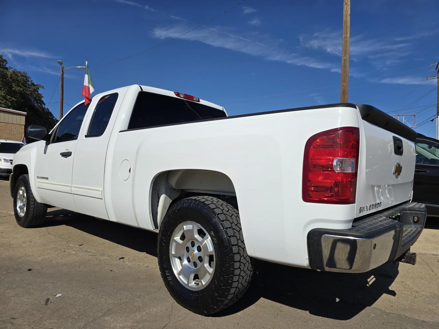 2013 WHITE Chevrolet Silverado 1500 LT (1GCRCSE04DZ) with an 5.3L V8 OHV 16V FFV engine, AUTO transmission, located at 2660 S.Garland Avenue, Garland, TX, 75041, (469) 298-3118, 32.885551, -96.655602 - Photo#6