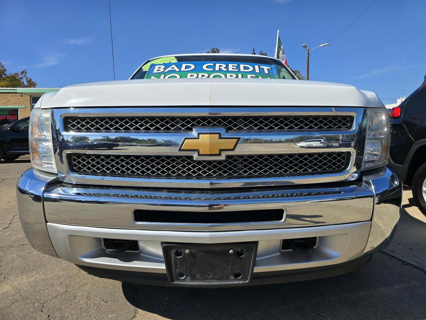 2013 WHITE Chevrolet Silverado 1500 LT (1GCRCSE04DZ) with an 5.3L V8 OHV 16V FFV engine, AUTO transmission, located at 2660 S.Garland Avenue, Garland, TX, 75041, (469) 298-3118, 32.885551, -96.655602 - Photo#9