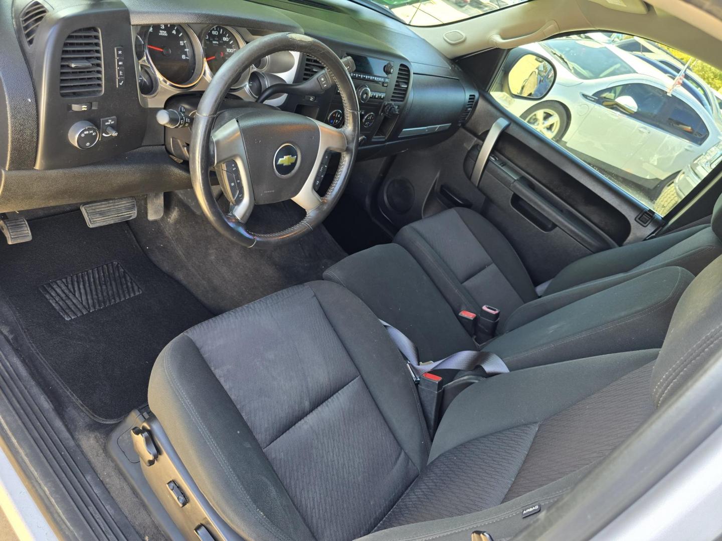 2013 WHITE Chevrolet Silverado 1500 LT (1GCRCSE04DZ) with an 5.3L V8 OHV 16V FFV engine, AUTO transmission, located at 2660 S.Garland Avenue, Garland, TX, 75041, (469) 298-3118, 32.885551, -96.655602 - Photo#11