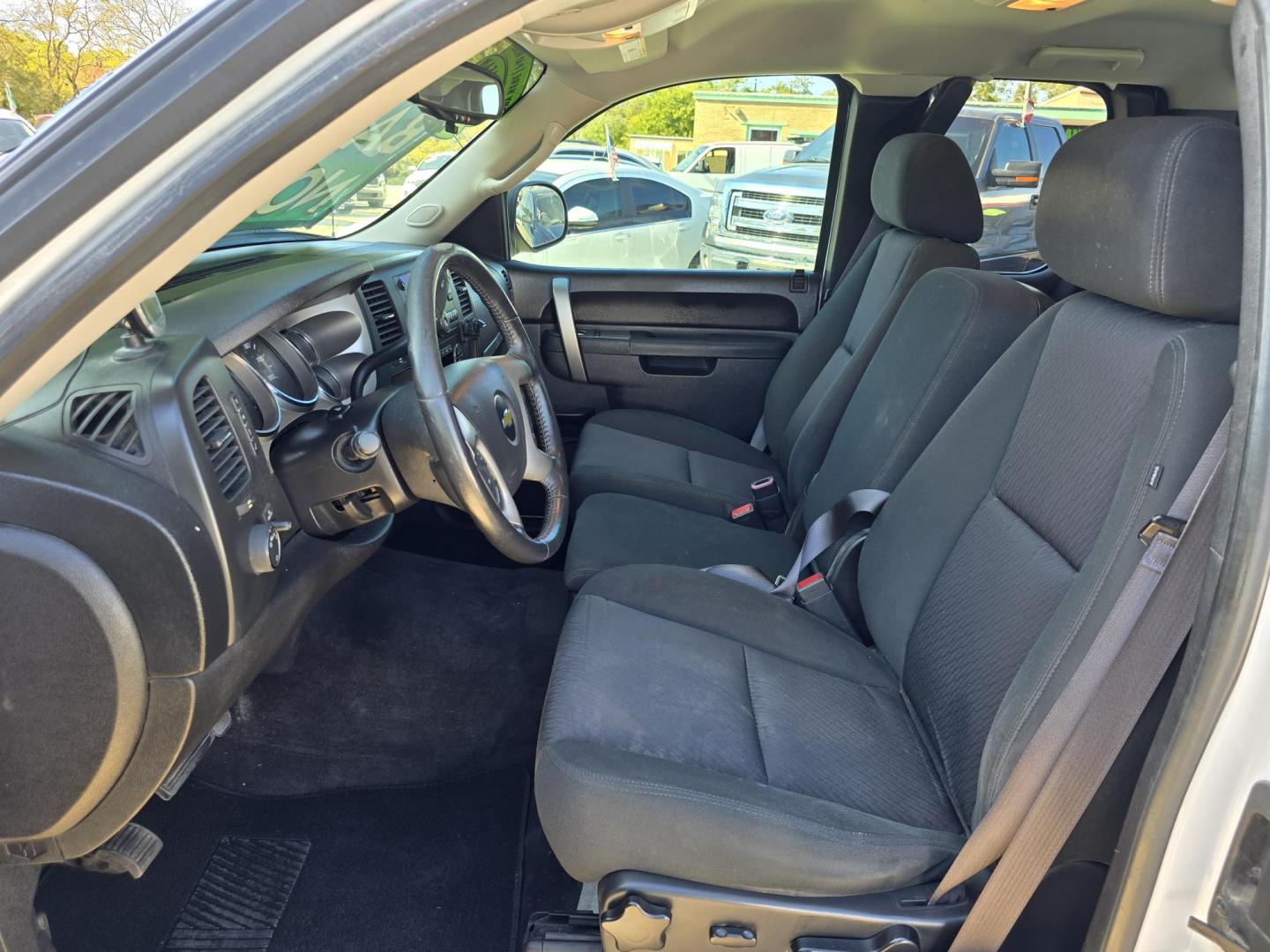 2013 WHITE Chevrolet Silverado 1500 LT (1GCRCSE04DZ) with an 5.3L V8 OHV 16V FFV engine, AUTO transmission, located at 2660 S.Garland Avenue, Garland, TX, 75041, (469) 298-3118, 32.885551, -96.655602 - Photo#12