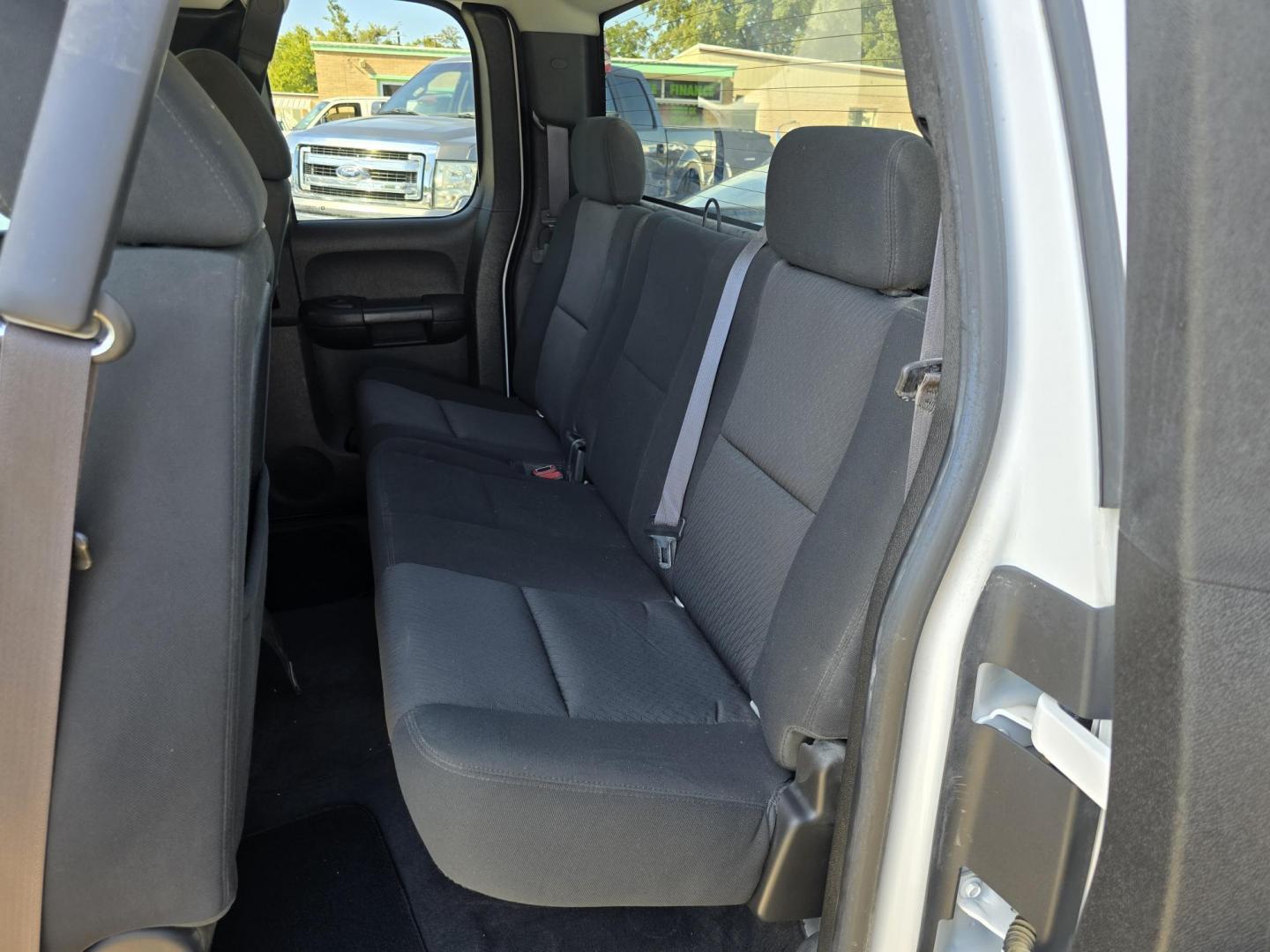 2013 WHITE Chevrolet Silverado 1500 LT (1GCRCSE04DZ) with an 5.3L V8 OHV 16V FFV engine, AUTO transmission, located at 2660 S.Garland Avenue, Garland, TX, 75041, (469) 298-3118, 32.885551, -96.655602 - Photo#15