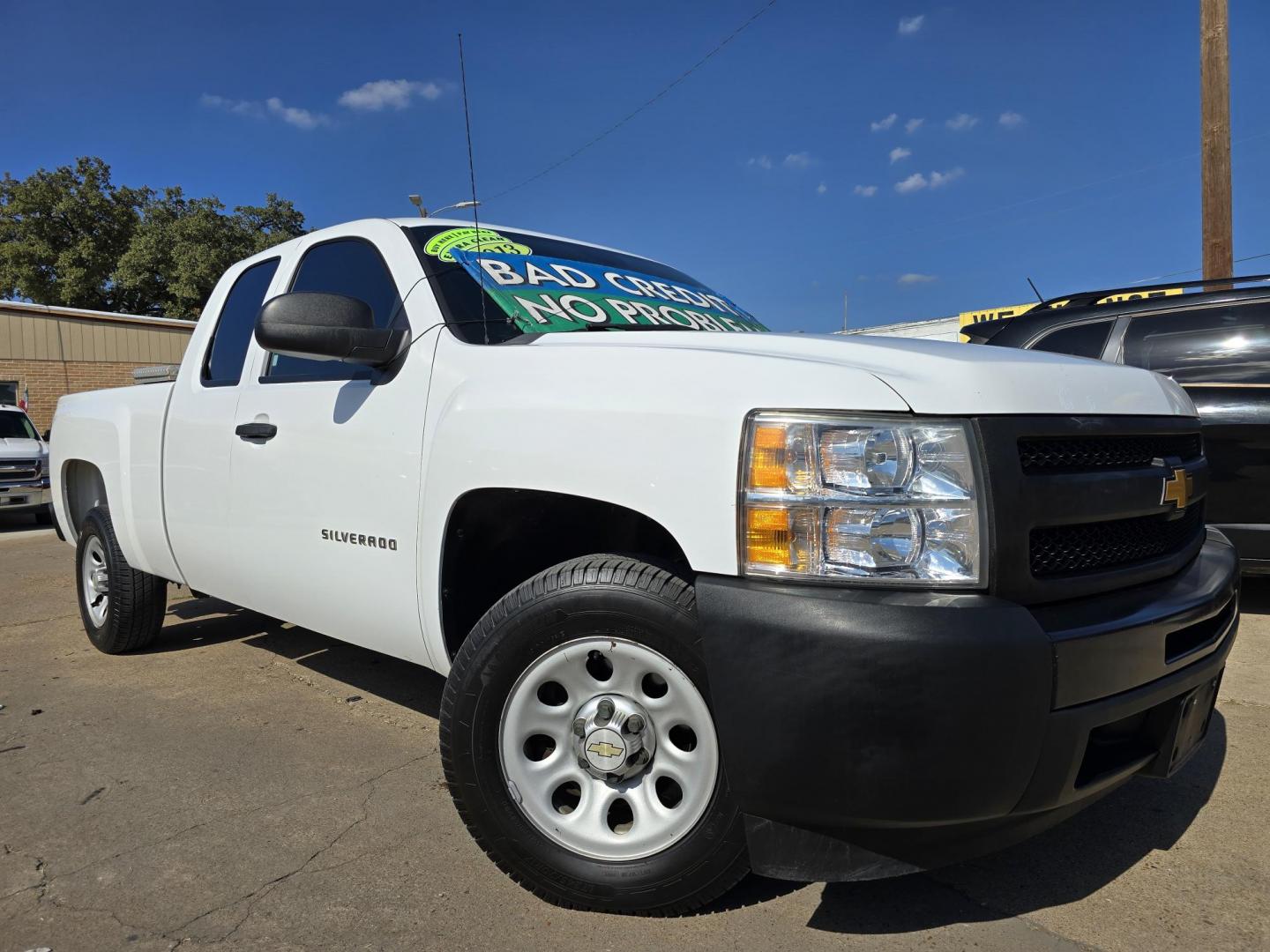 2013 WHITE Chevrolet Silverado 1500 LS (1GCRCPEA2DZ) with an 4.8L V8 OHV 16V engine, AUTO transmission, located at 2660 S.Garland Avenue, Garland, TX, 75041, (469) 298-3118, 32.885551, -96.655602 - Photo#0