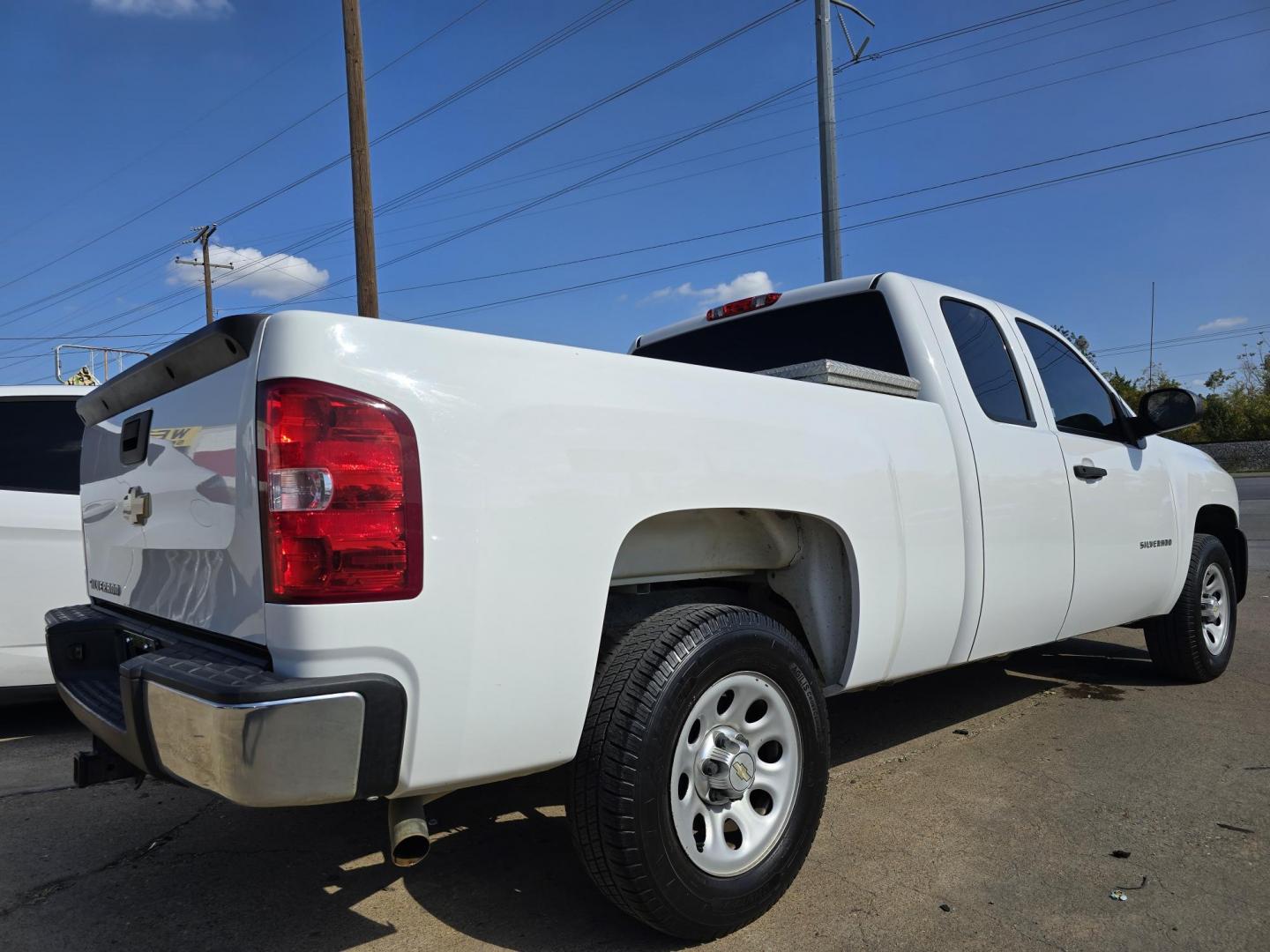 2013 WHITE Chevrolet Silverado 1500 LS (1GCRCPEA2DZ) with an 4.8L V8 OHV 16V engine, AUTO transmission, located at 2660 S.Garland Avenue, Garland, TX, 75041, (469) 298-3118, 32.885551, -96.655602 - Photo#3