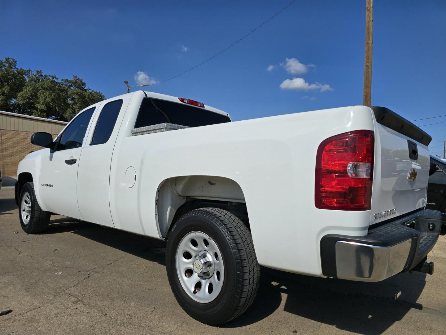 2013 WHITE Chevrolet Silverado 1500 LS (1GCRCPEA2DZ) with an 4.8L V8 OHV 16V engine, AUTO transmission, located at 2660 S.Garland Avenue, Garland, TX, 75041, (469) 298-3118, 32.885551, -96.655602 - Photo#6