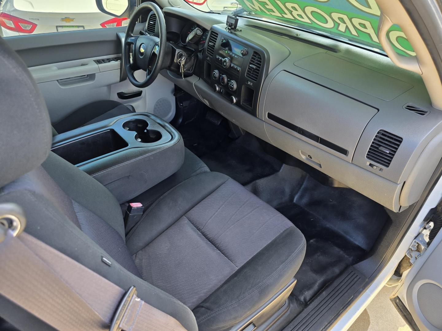 2013 WHITE Chevrolet Silverado 1500 LS (1GCRCPEA2DZ) with an 4.8L V8 OHV 16V engine, AUTO transmission, located at 2660 S.Garland Avenue, Garland, TX, 75041, (469) 298-3118, 32.885551, -96.655602 - Photo#17