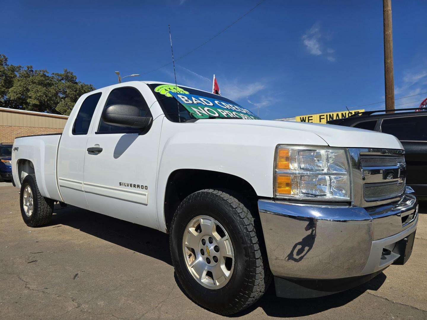 2013 WHITE Chevrolet Silverado 1500 LT (1GCRKSE73DZ) with an 5.3L V8 OHV 16V FFV engine, 6-Speed Automatic transmission, located at 2660 S.Garland Avenue, Garland, TX, 75041, (469) 298-3118, 32.885551, -96.655602 - Photo#1