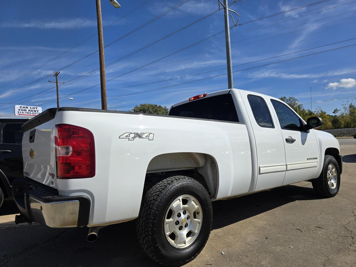 2013 WHITE Chevrolet Silverado 1500 LT (1GCRKSE73DZ) with an 5.3L V8 OHV 16V FFV engine, 6-Speed Automatic transmission, located at 2660 S.Garland Avenue, Garland, TX, 75041, (469) 298-3118, 32.885551, -96.655602 - Photo#3