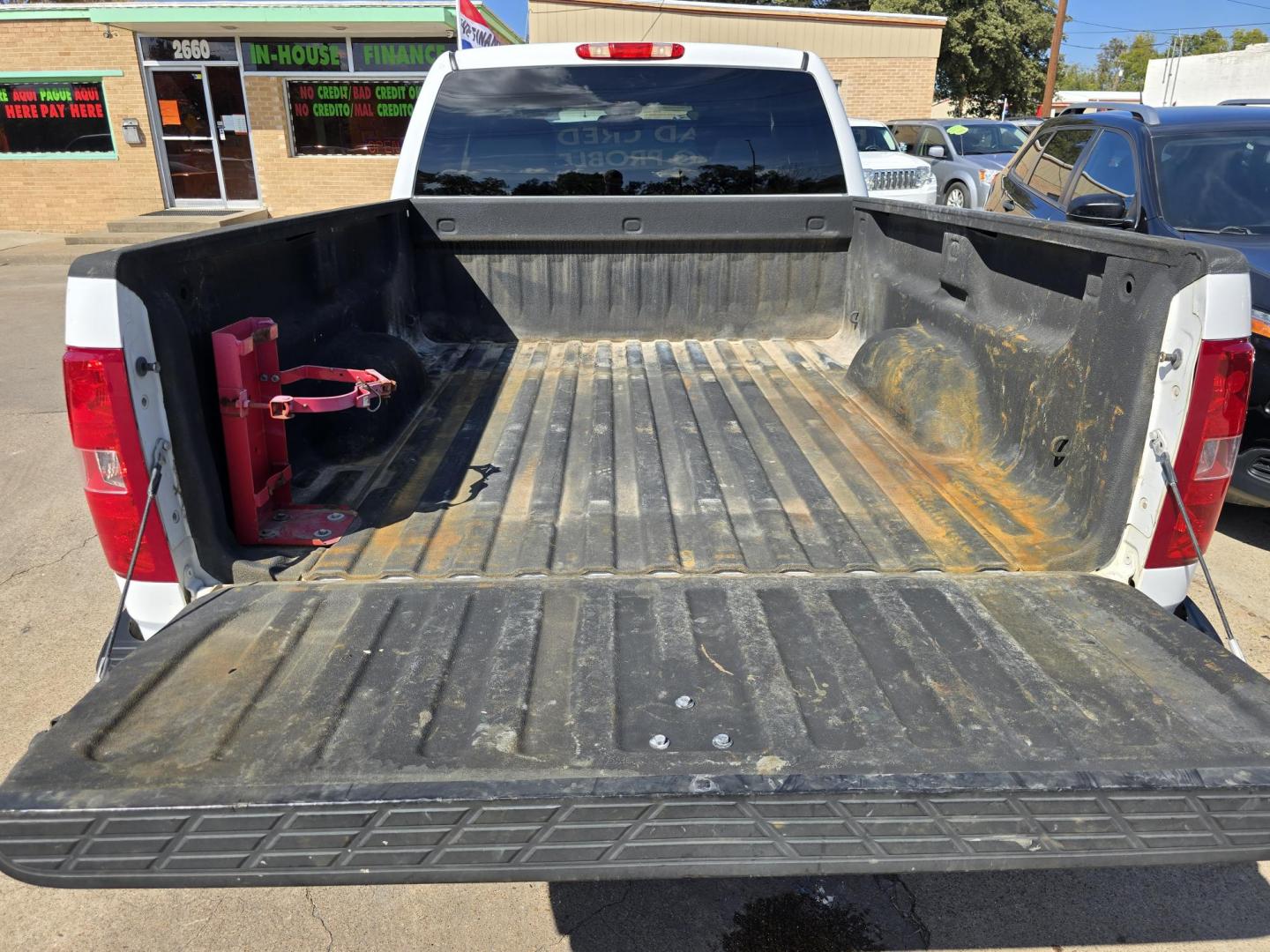 2013 WHITE Chevrolet Silverado 1500 LT (1GCRKSE73DZ) with an 5.3L V8 OHV 16V FFV engine, 6-Speed Automatic transmission, located at 2660 S.Garland Avenue, Garland, TX, 75041, (469) 298-3118, 32.885551, -96.655602 - Photo#5