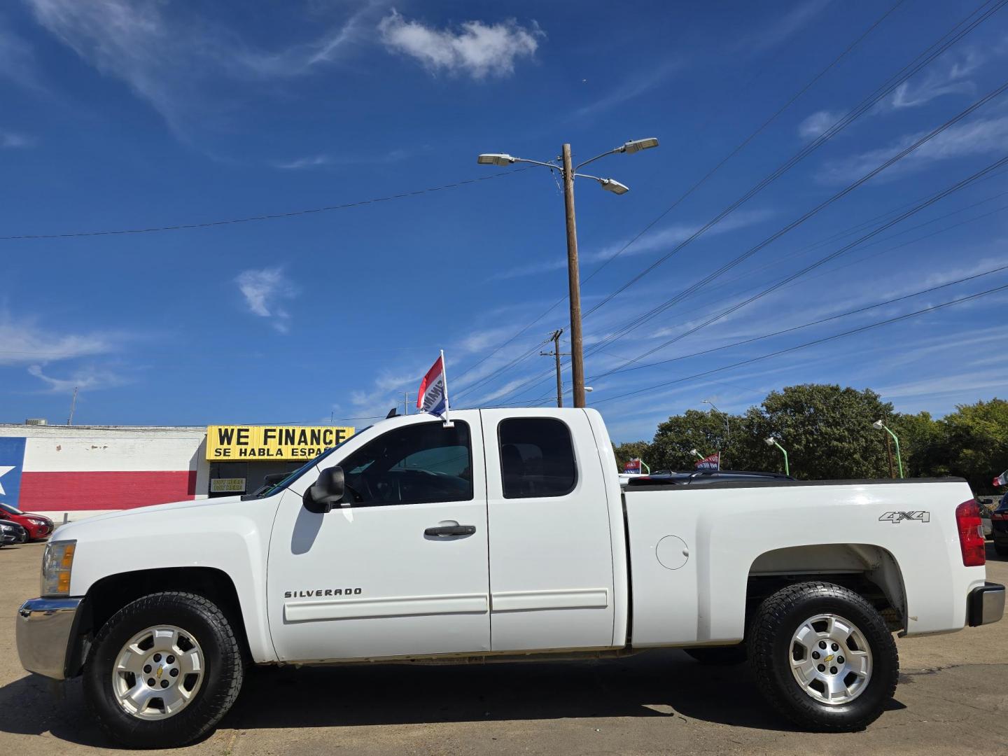 2013 WHITE Chevrolet Silverado 1500 LT (1GCRKSE73DZ) with an 5.3L V8 OHV 16V FFV engine, 6-Speed Automatic transmission, located at 2660 S.Garland Avenue, Garland, TX, 75041, (469) 298-3118, 32.885551, -96.655602 - Photo#7