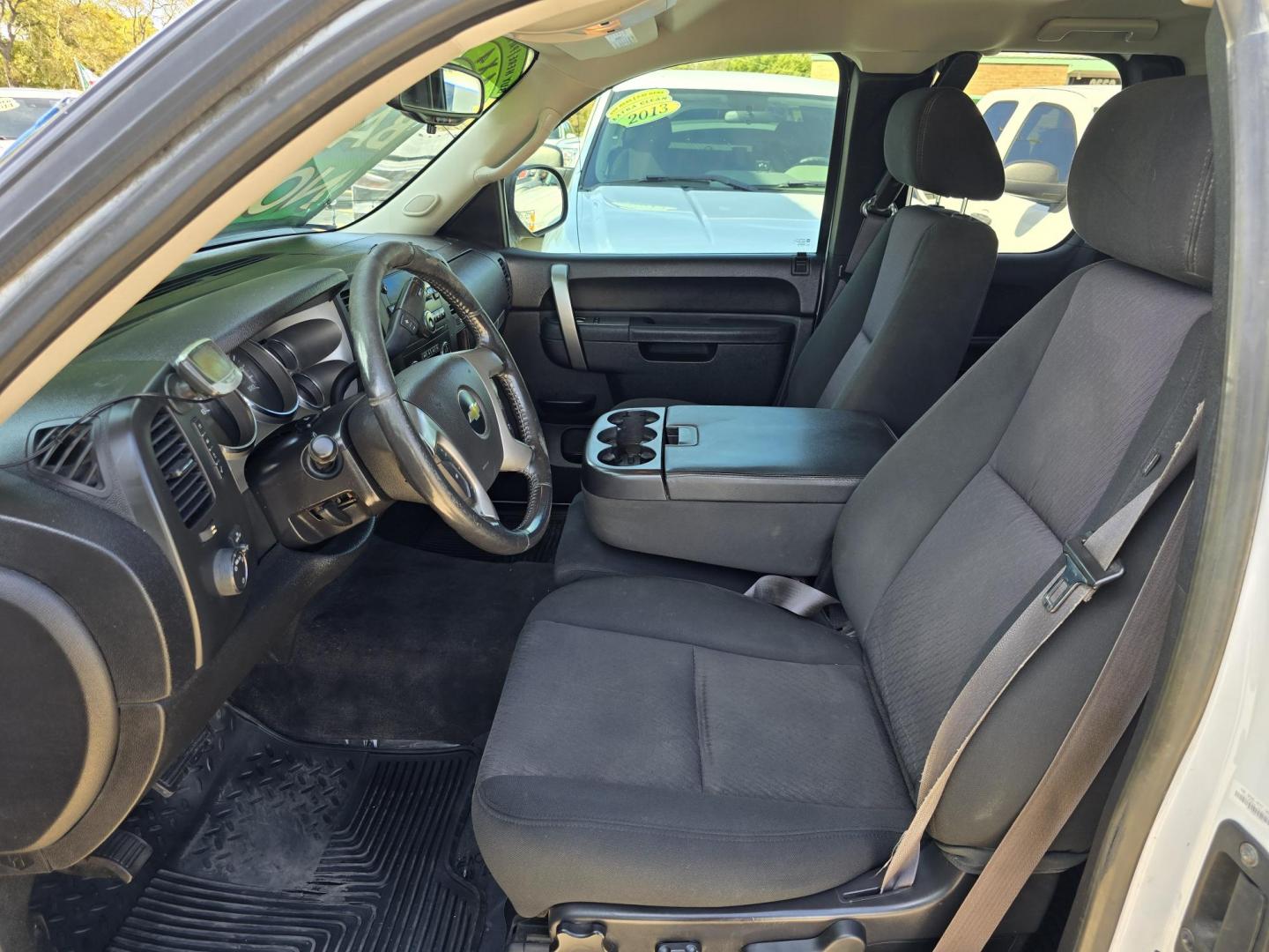 2013 WHITE Chevrolet Silverado 1500 LT (1GCRKSE73DZ) with an 5.3L V8 OHV 16V FFV engine, 6-Speed Automatic transmission, located at 2660 S.Garland Avenue, Garland, TX, 75041, (469) 298-3118, 32.885551, -96.655602 - Photo#12