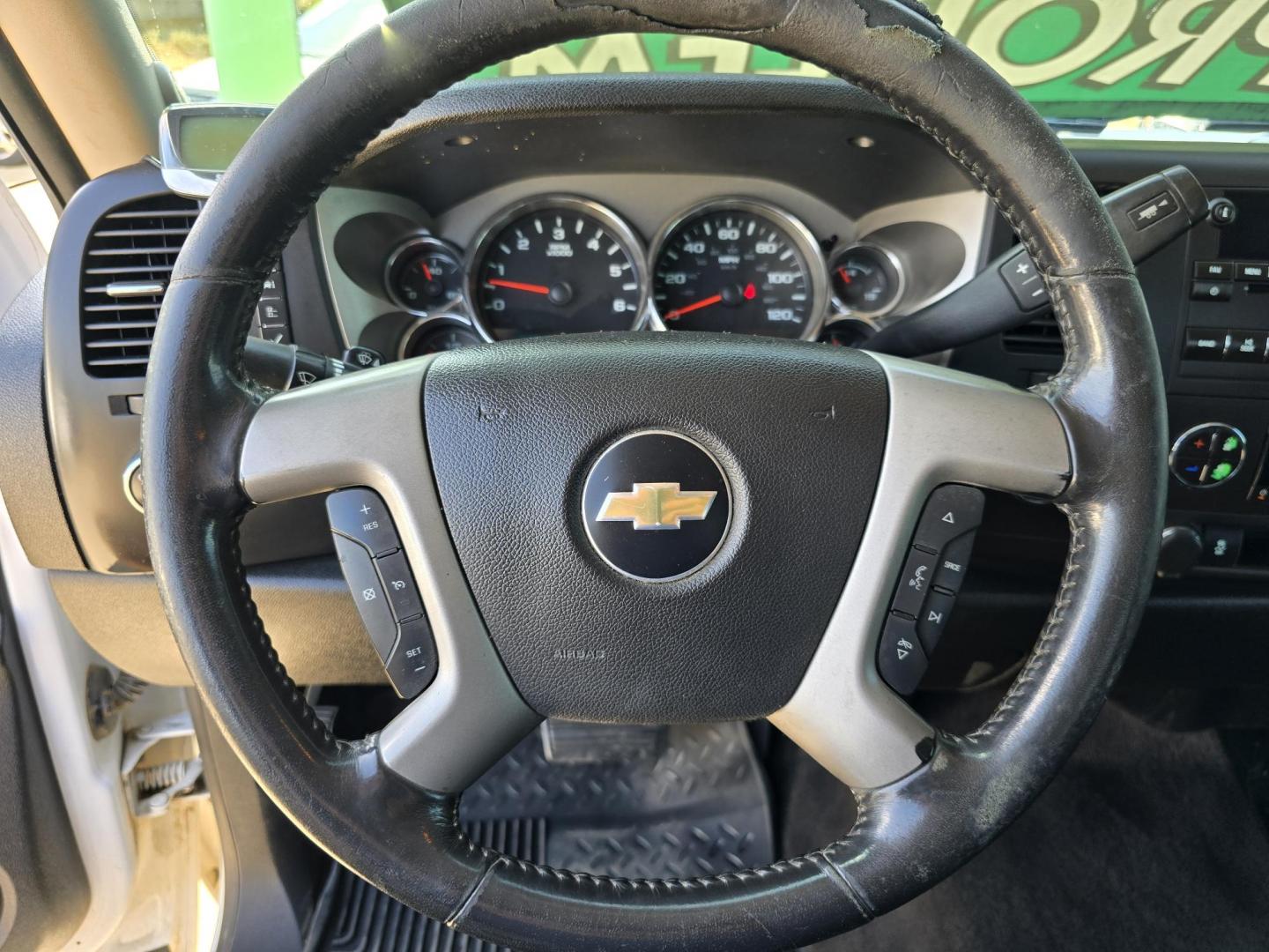 2013 WHITE Chevrolet Silverado 1500 LT (1GCRKSE73DZ) with an 5.3L V8 OHV 16V FFV engine, 6-Speed Automatic transmission, located at 2660 S.Garland Avenue, Garland, TX, 75041, (469) 298-3118, 32.885551, -96.655602 - Photo#13