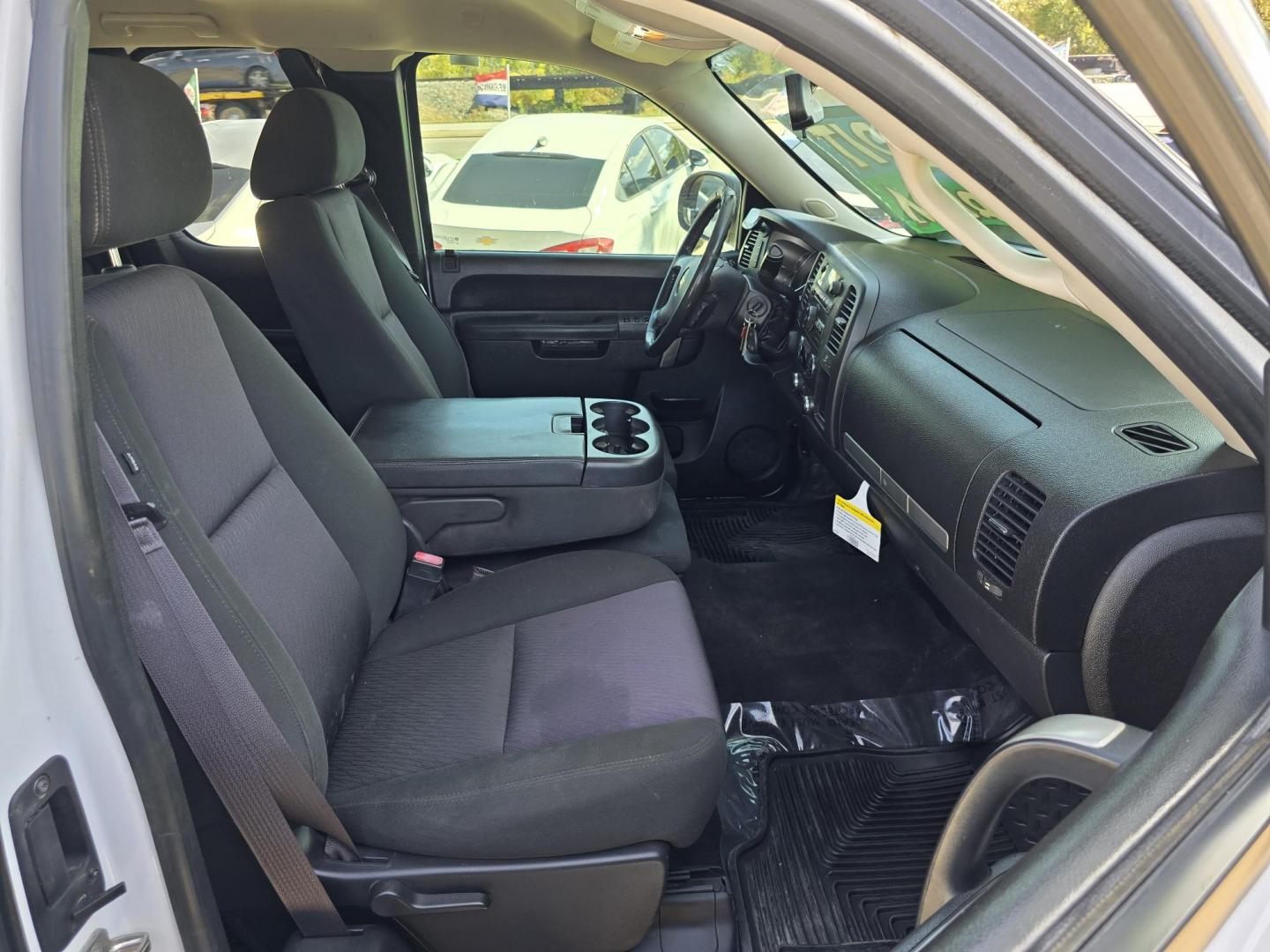 2013 WHITE Chevrolet Silverado 1500 LT (1GCRKSE73DZ) with an 5.3L V8 OHV 16V FFV engine, 6-Speed Automatic transmission, located at 2660 S.Garland Avenue, Garland, TX, 75041, (469) 298-3118, 32.885551, -96.655602 - Photo#16