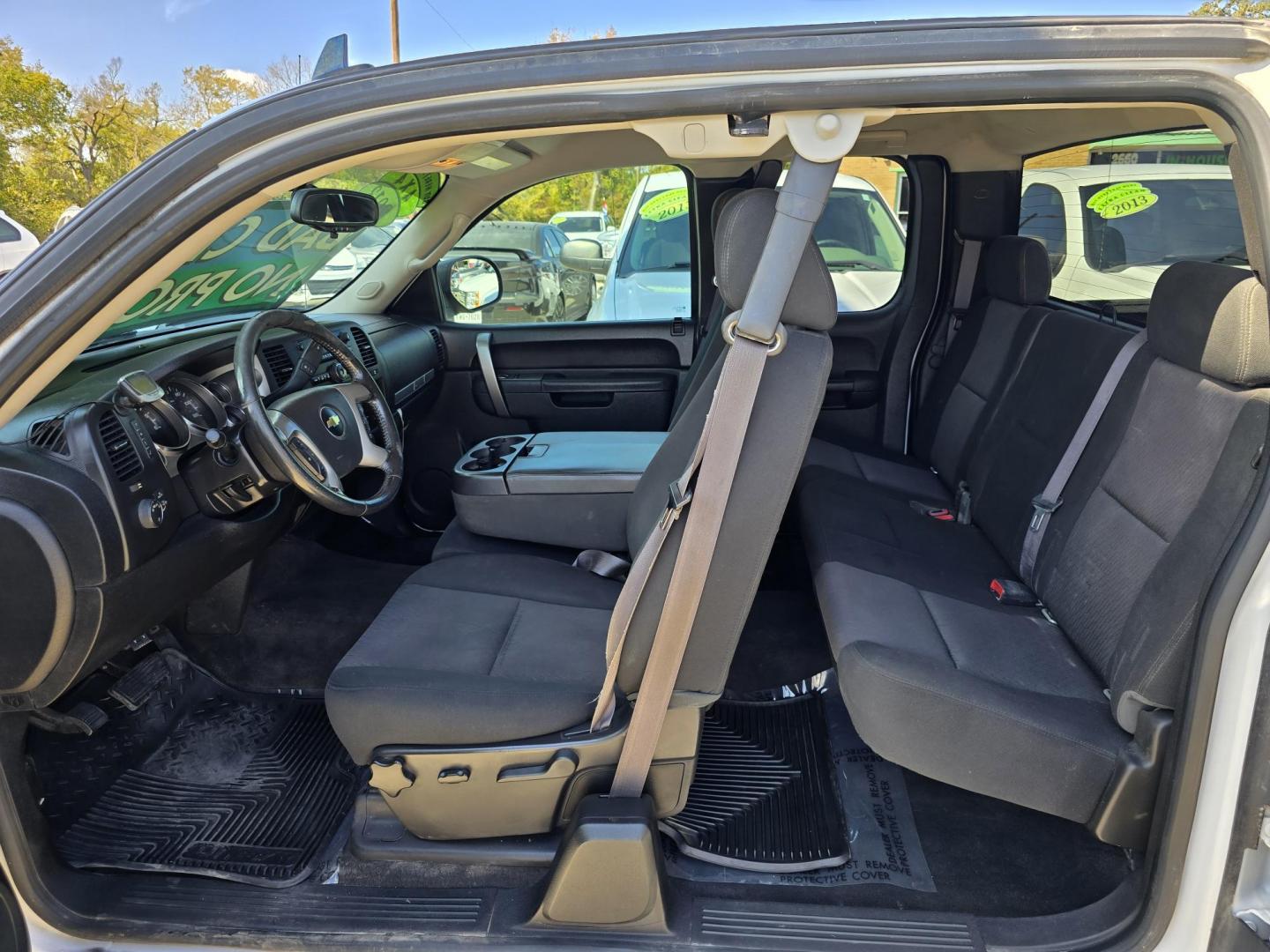 2013 WHITE Chevrolet Silverado 1500 LT (1GCRKSE73DZ) with an 5.3L V8 OHV 16V FFV engine, 6-Speed Automatic transmission, located at 2660 S.Garland Avenue, Garland, TX, 75041, (469) 298-3118, 32.885551, -96.655602 - Photo#17