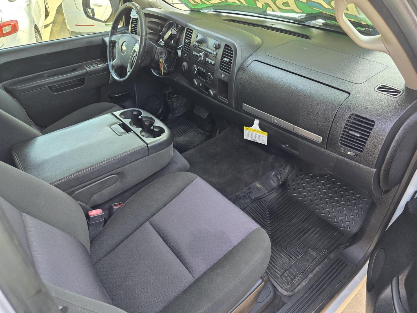 2013 WHITE Chevrolet Silverado 1500 LT (1GCRKSE73DZ) with an 5.3L V8 OHV 16V FFV engine, 6-Speed Automatic transmission, located at 2660 S.Garland Avenue, Garland, TX, 75041, (469) 298-3118, 32.885551, -96.655602 - Photo#18